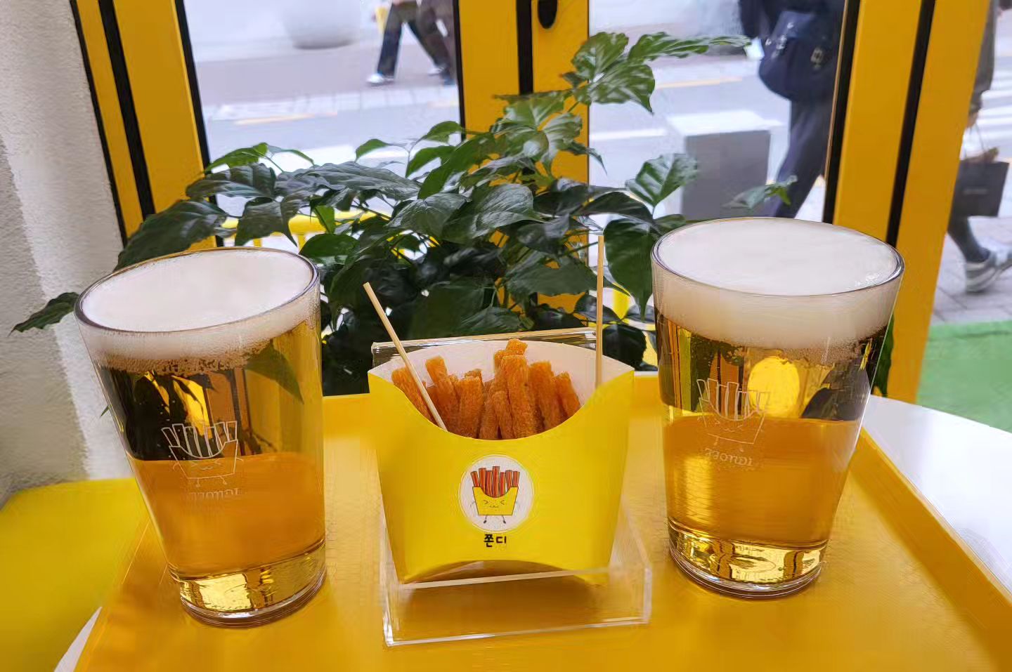 #jjondi #쫀디 
쫀드기랑 생맥세트. 우와 맛있어