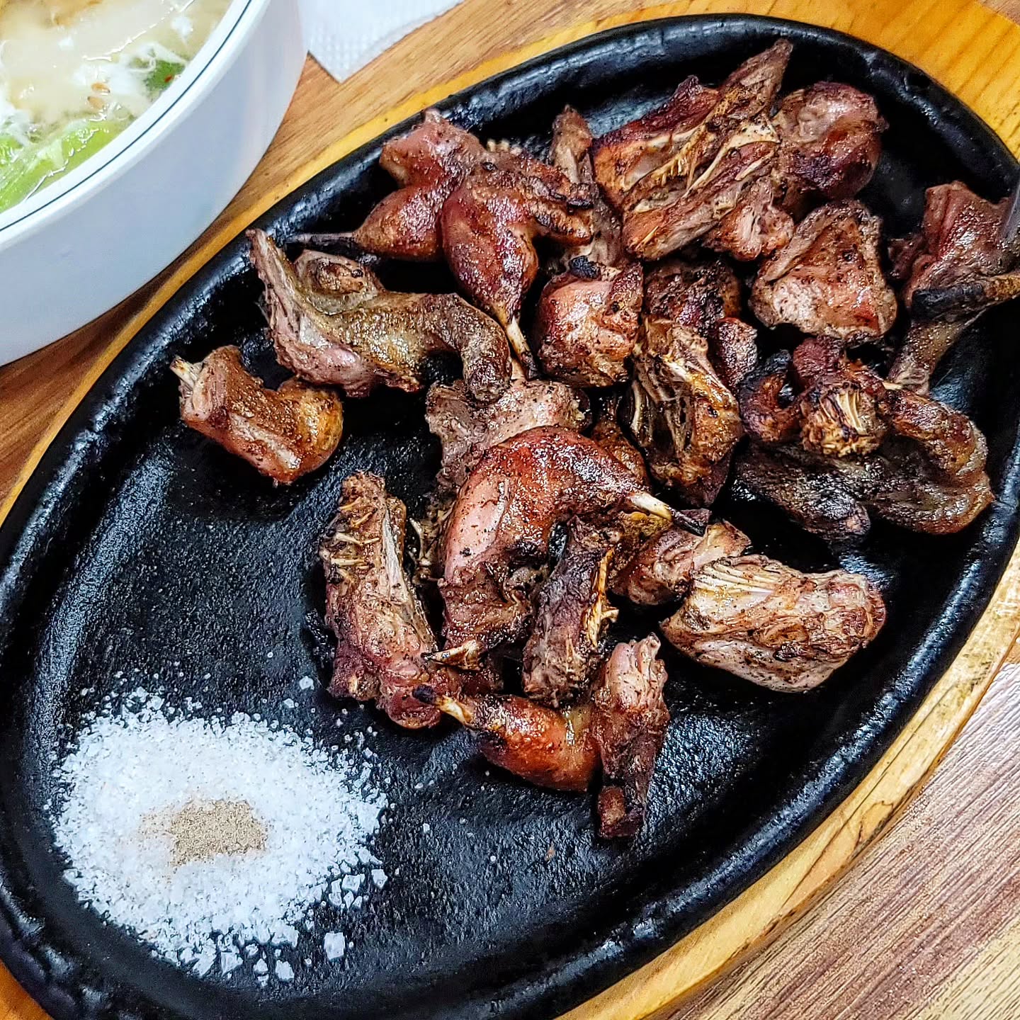 메츄리구이 별미닷😋

도봉산은 갈때마다 새로운 안주를 맛보여주네요.
이래서 요길 못끊어요.

처음 먹어본 #메츄리구이
굉장히 쫄깃쫄깃하니 발라먹는 재미도 쏠쏠.
맥주안주로 굿굿👍
#잔치국수 양 실화냐🤤
직접 담그신다는 김치두 완존맛.

📍이모네집 : 서울 도봉구 도봉동 282-16
🪧영업시간 : 11:00~20:00

#도봉산입구맛집 #북한산국립공원
#도봉산맛집 #도봉동맛집 #도봉역맛집
#도봉산포차 #도봉산포장마차 #이모네집
#전어구이맛집 #등산맛집 #포장마차맛집
#서울맛딥 #도봉구맛집 #먹팔 #맞팔