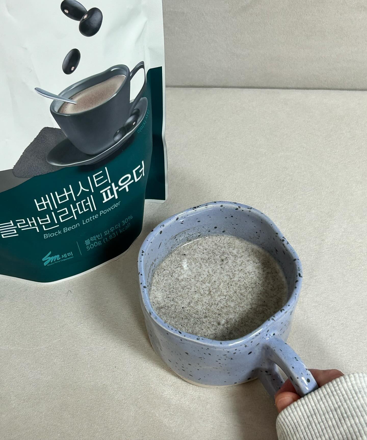 ㅣ제품제공ㅣ bevercity 

베버시티 블랙빈라떼 파우더🫘

전 꼬숩파 할미입맛이라 요런 꼬소꼬소한 음료들 좋아해요👵🏻🖤베버시티 블랙빈라떼 완전 꼬숩하고 달달하니 맛있어요🫖 휘핑크림에 파우더 살짝 섞어서 커피위에 올려먹어도 너무 잘 어울릴 것 같은 부드러운 맛이라, 카페 운영하시는 분들 신메뉴로 추천드려요🙋🏻‍♀️

#베버시티 #베버시티서포터즈 #bevercity 
#베버시티마켓 #세미기업 #bevercitymarket