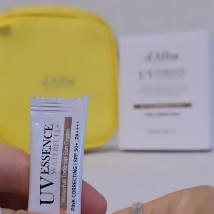 #광고 #달바선크림 #여행선크림 

간편하고 신선한 1ml #달바스틱선크림 출시 !
피부 타입별로 골라 쓰는 달바 BEST&NEW 선크림 5종 
에센스/ 핑크 톤업 / 퍼플 톤업 / 슈퍼 모이스처 / 마일드 워터풀 휴대가 간편한 스틱형으로 1ml*15포 구성 출시되어
야외 활동, 여행, 바쁜 아침에 챙겨 나가기 좋아요♡

📢 #달바카카오선물하기 에서만 만나볼 수 있는 특별한 단독 기획! 
12,900원 단독 특가! 부담 없는 1만원 대 #선물추천 !

#달바선트래블키트 (1ml*15포 + 선 파우치)
카카오톡 선물하기 달바 시그니처 옐로우 색상 스퀘어 프리미엄 골드 키링을 담아 휴대에 용이한 파우치와 달바 선크림 구성으로 놓치지마세요♡

#선크림추천 #달바선물하기 #달바선물추천 #달바선케어 #여행필수템 #여행추천템 #달바선파우치세트 
#스포츠선크림 #골프선크림 #테니스선크림 #카카오선물하기 

dalba_piedmont