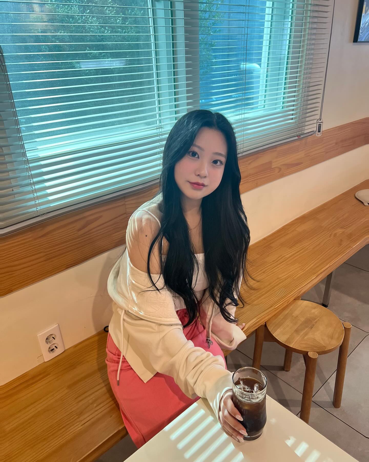 #광고 #리뷰 

지금 입기좋은 스커트를 선물 받았어요 ! 
핑크색을 엄청 좋아하는저에게 잘맞는 롱스커트에요 :) 면도 튼튼하면서도 사계절 내내 입기 좋은 치마였어요. 
택배 왔을때 새 옷은 빨고 입는 편인데 이 제품은 향도 좋구 신경써서 보내주셔서 바로 꺼내입었습니다 😄 예쁜 제품 보내주셔서 감사합니다

#여자쇼핑몰 #20대쇼핑몰 #30대쇼핑몰