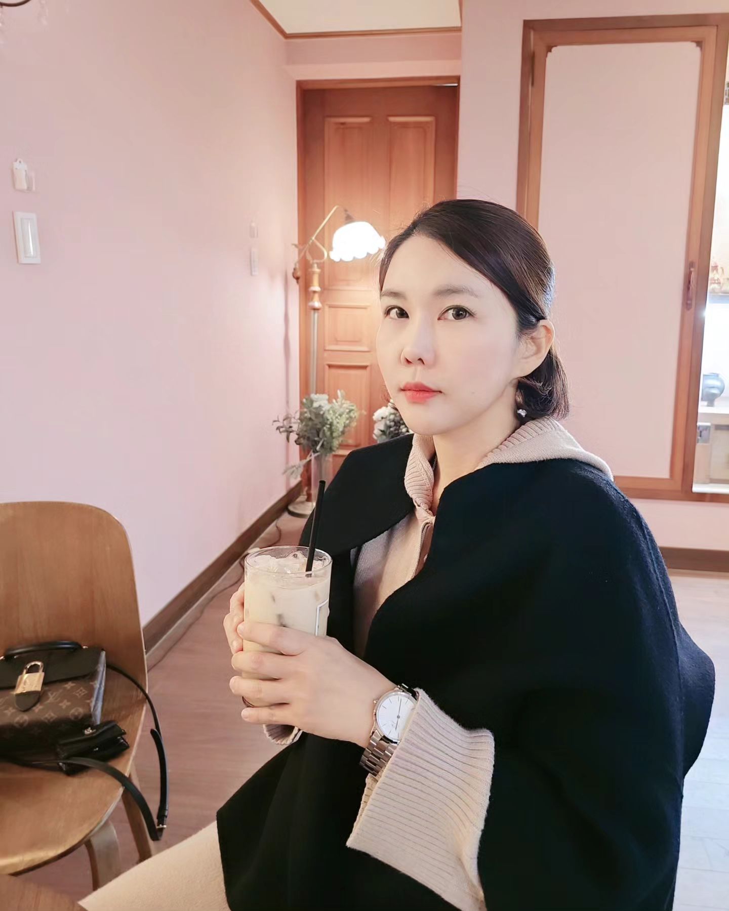 빼빼로데이 신랑과 데이트.
간만에 휴식....

말이 휴식이지~카페에 협찬품 바리바리 싸들고 가는 처지....🫠🫠🫠🫠🫠😮‍💨

#쉬고싶다 #간만에데이트 #아이들없는시간 #육퇴 #육퇴후자유시간 #친절한신랑