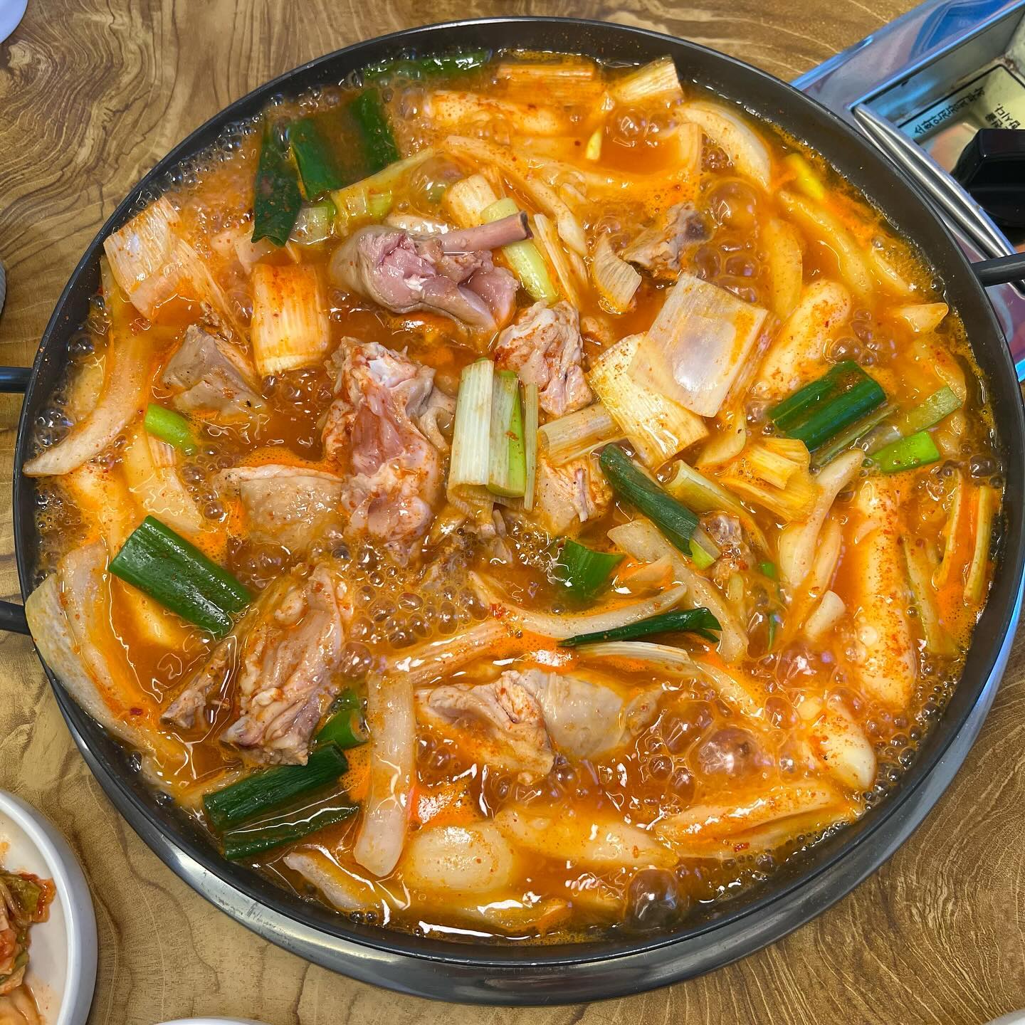 유재석도 먹고 반한 국물 닭갈비 먹으러 갈 사람?🙋🏻‍♀️

망원동에서 14년째 장사 중인 국물 닭갈비 맛집
#태백국물닭갈비 다녀왔어요
춘천 태생 주디는 매번 철판 닭갈비만 먹어서 그런가
국물이 자작한 비주얼이 처음엔 생소했거든요
근데 요거 너무나 맛도리잖아요..🫢

이미 맛있는 녀석들, 유퀴즈 온더블럭 등등 다수의
티비 프로그램과 유튜브 채널에 소개가 된 찐 맛집! 

처음에 끓으면 사장님께서 통으로 된 닭을 잘 잘라 주시고
떡이 먼저 익으면 야채와 떡부터 먹은 후 감자가 익으면
고기와 감자를 함께 먹으면 됩니다! 
다 먹은 후 볶음밥 안 먹으면 유죄인거 아시죠?🔥

머그컵 계란찜 함께 주문했는데 탱글탱글 너무 부드러웠어요🐰

🏷️국물닭갈비 대 35,000
🏷️국물닭갈비 중 30,000
🏷️국물닭갈비 소 25,000
🏷️머그컵 계란찜 3,000
🏷️볶음밥 2,000

▪️태백국물닭갈비
▪️서울 마포구 포은로 75 1층
▪️일-월 11:00-23:00 매주 화요일 휴무