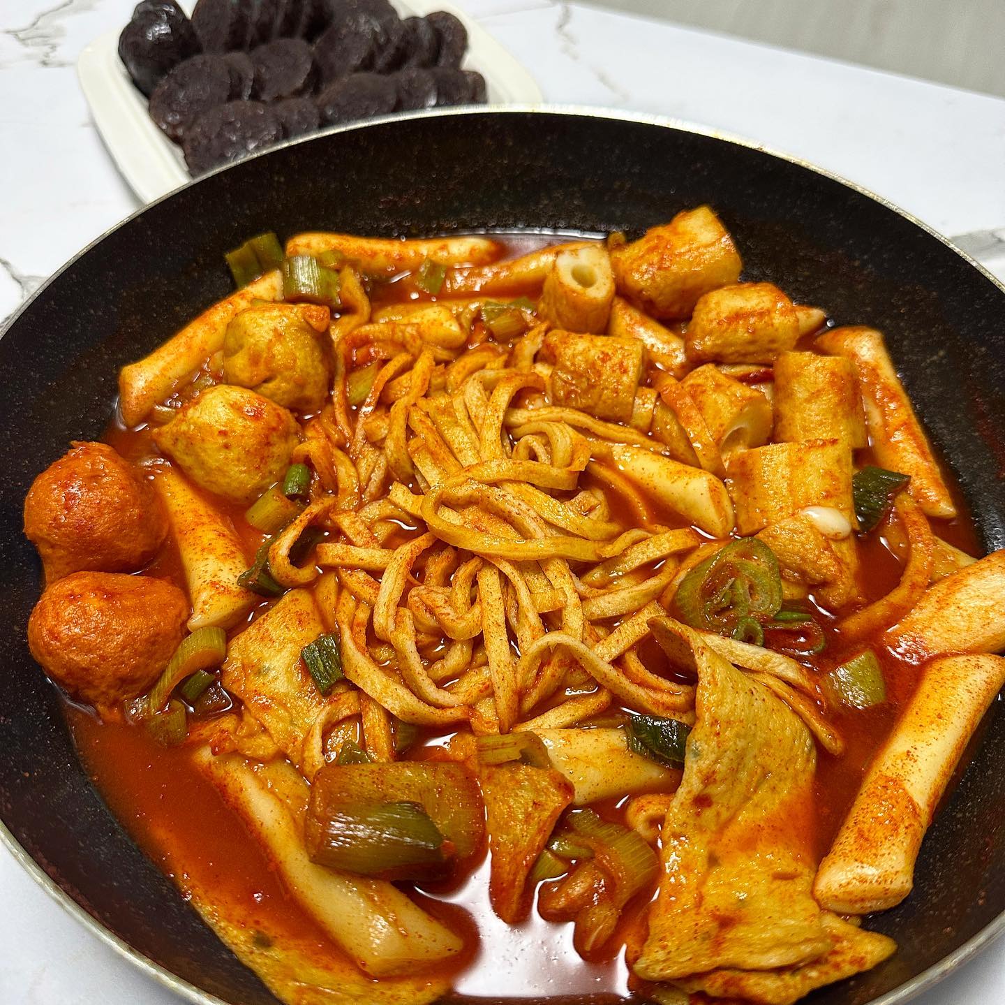 #협찬 🏷️목련어묵파떡볶이

떡볶이드실때 떡VS어묵 중에 어떤걸 더 선호하시나요?
저는 강경 어묵파 입니다 🍢
목련어묵파떡볶이를 소개해드릴게요❤️

.

❤️어묵듬뿍 들어간 어묵파떡볶이

❤️부드러운 밀떡으로 밀떡파도 OK

❤️4가지 어묵이 듬뿍 들어가 다양하게 즐겨요

❤️멸치육수와 매콤한 떡볶이 소스로 감칠맛 UP

.

떡볶이먹을때 항상 떡이 남곤했는데
이번에 어묵듬뿍 떡볶이 먹어보니까 떡이 남을일이 없네요❗️
스트링치즈어묵,만두품은어묵2종,사각어묵 
4종의 어묵과 함께 어묵채까지💗
진짜 어묵파들이 선호할만한 떡볶이죠☺️
저는 어묵채가 면을 먹는거같아서 식감이 더 맛있더라구요👍🏻

쌀떡,밀떡중에 밀떡을 더 선호하는데
제가 좋아하는 밀떡이라서 떡도 남김없이 먹었어요
감칠맛이 일품인 멸치육수로 만든데다가
맛있게 매콤한 떡볶이 소스라서 국물도 
어른이들이 좋아할만한 바로 그맛‼️
어묵 좋아하시는분들은 무조건 구매각입니다✨

.

✅구매링크
https://smartstore.naver.com/odeng-since1982/products/10249411110

👉🏻
magnolia_eomuk

-
-

#디너의여왕 #목련어묵 #어묵파 #어묵파떡볶이 #떡볶이밀키트 #어묵 #스트링치즈 #어묵만두 #어묵파티 #어묵요리 #간편요리 #떡볶이 #밀키트
