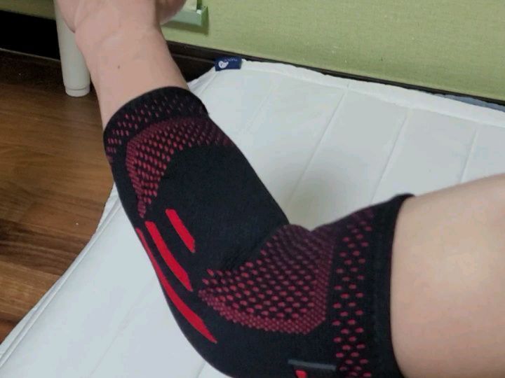40대 직장인입니다. 최근에 건강검진 받고 결과를 받아보니까 건강에 적신호가 왔어요.
사실 제가 운동도 안하고 매일 숨쉬기 운동만 하고 음주를 자주 즐긴 결과에요ㅠ
그래서 이대로는 안되겠다 싶어서 건강 챙기려고 테니스를 배워서 치다가 어느날 갑자기 왼쪽 팔꿈치 엘보가 찌릿찌릿 아파져오네요ㅠ
몇일 지나면 괜찮겠지! 라고 생각했지만 통증이 사라지지 않고 계속 아파왔어요ㅠ
그래서 테니스 엘보 팔꿈치보호대를 알아보다가 지인이 추천해줘서 반신반의하며 닥코킵 팔꿈치보호대를 주문했어요.
직접 받아서보니까 품질 좋고 팔꿈치보호대가 엄청 짱짱한 느낌이에요.
그냥 끼기만 하면 되니까 착용하기 쉽고요.
발꿈치 엘보부분을 짱짱하게 잡아줘서 막 움직여도 아프지 않아요!
닥코킵 팔꿈치보호대 덕분에 서서히 치유가 되는 느낌이에요!
저처럼 팔꿈치 엘보 찌릿찌릿 통증으로 고생하시는 분들에게 좋을듯 싶어요^0^

#테니스 #배드민턴 #테린이 #테니스타그램 #골프 #닥터코어런