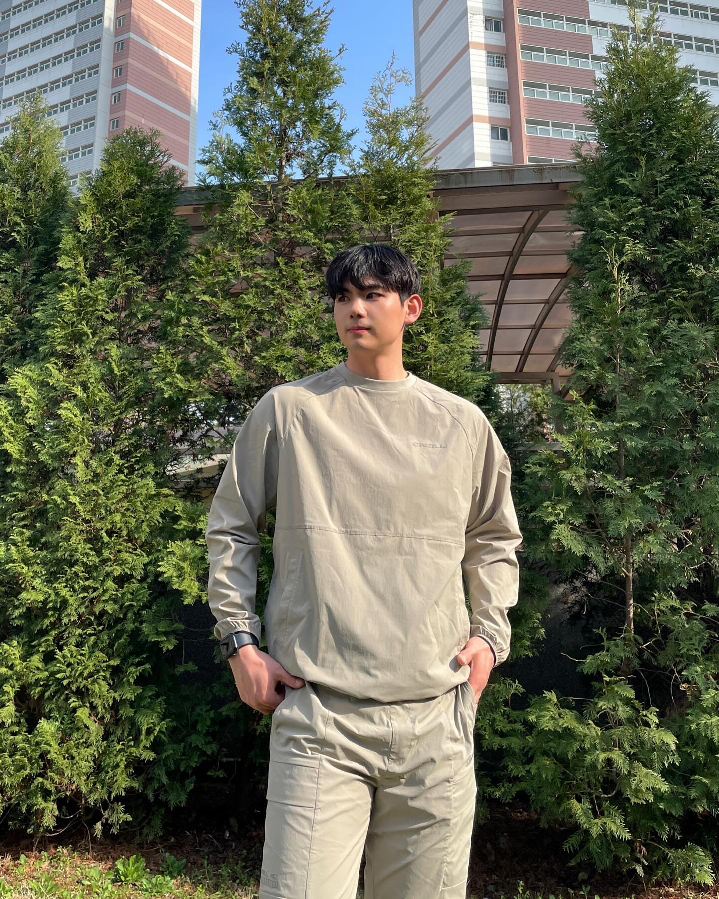 #협찬 oneillkorea 

‘오닐 소토 우븐 피스테 셋업’

오늘같은 날씨에 셋업입고 러닝해줘야죠!-!😌😌
깔끔한 핏과 편안한 착용감이 매력적인 제품!!!🔥🔥
색감도 소재도 완전 마음에 들었따✌🏻✌🏻

신축성이 좋은 소재로 운동할 때나 다양한 일상 생활에서 편하게 착용 가능하고 상의 사이드에 포켓이 있어 소지품 보관하기 좋아요!! 카고 포켓 바지 활용도 높음🔥🔥

#오닐 #오닐코리아 #남자트레이닝복 #남자트레이닝복세트 #남자운동복 #남자운동 #남자코디추천 #남자셋업 #러닝복 #러닝스타그램 #오오티디 #데일리코디 #셋업코디 #남자코디