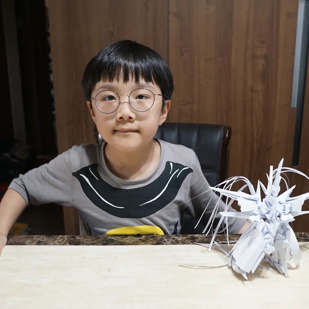 우리 꼬맹이 일상ㅋㅋ
요새 종이접기에 완전 빠져있는 재유!!
그래서 엄마가 종이비행기 대회도 찾아내 어린이날에 다녀왔다네ㅋㅋ
예선 통과도 힘들긴 헀지만ㅋㅋ
그래도 엄마 아빠도 종이비행기를 이렇게 진심을 다해 날려본 건 처음이었다네!!

#종이접기에진심
#저로봇하나접는데3시간걸림
#손톱이깨지면엄마한테말해라ㅋㅋ
#어린이날 #종이비행기
#종이접기 #10살 #만9세 #10살아들