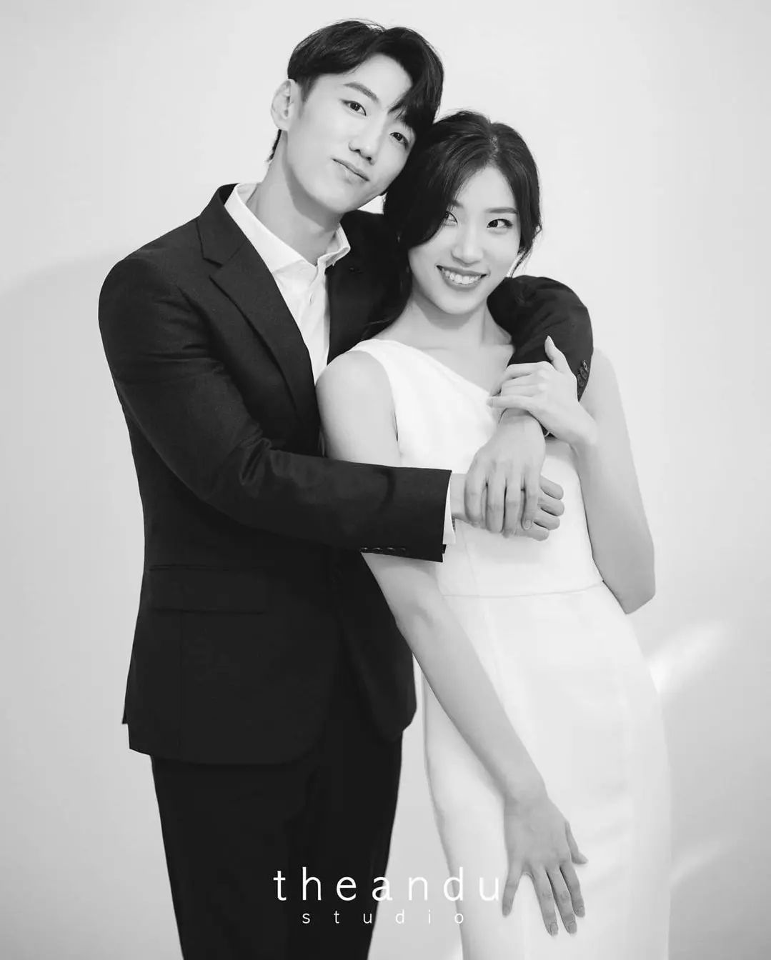모델같은 신랑신부님👰💐🤵 흑백사진도 너무 잘 어울리시네용 결혼축하드립니다 ♡♡ 
_
#스냅촬영메이크업 #신대방메이크업 #조은메이크업 #신부메이크업 #셀프웨딩 #본식메이크업 #웨딩메이크업