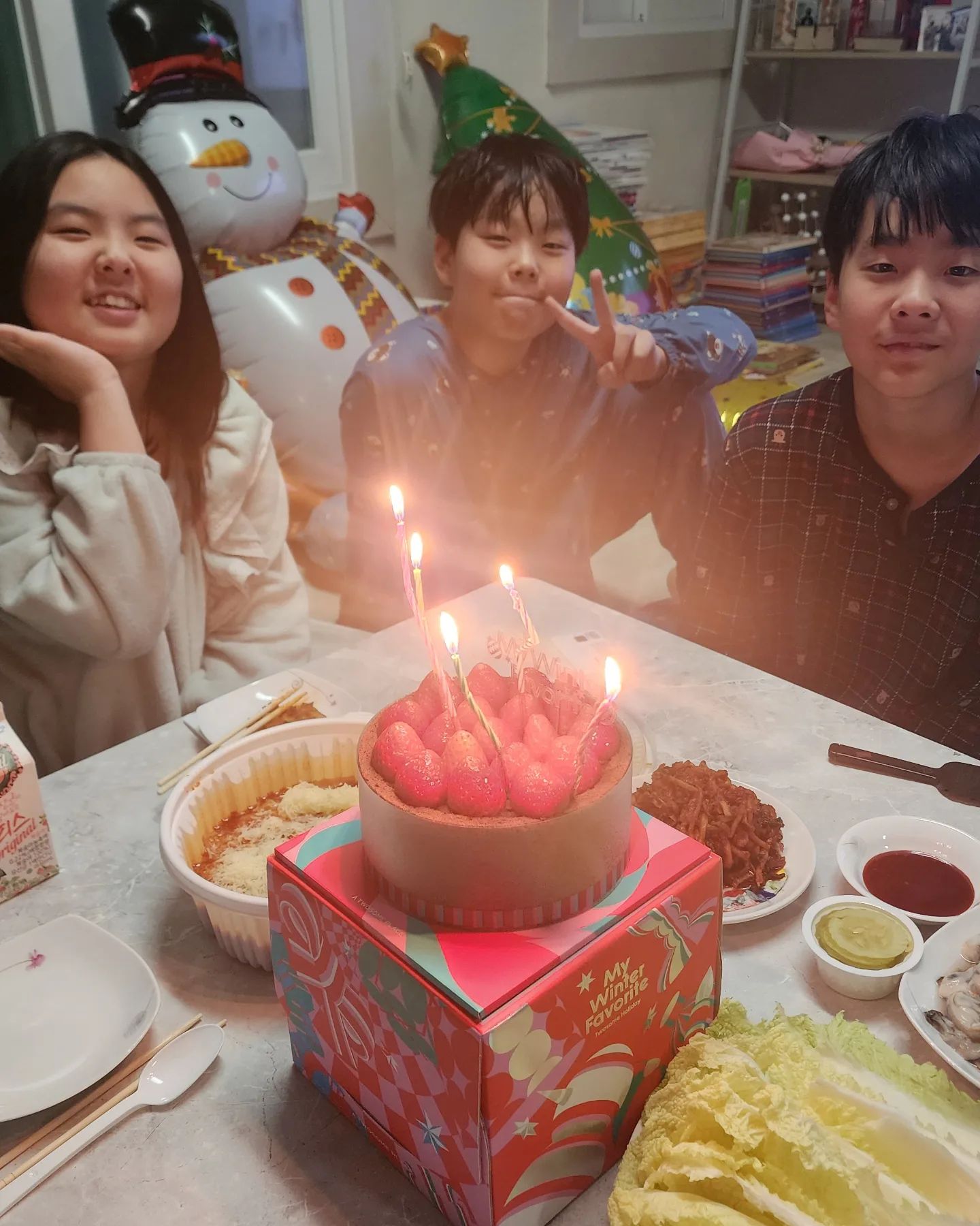 .
#크리스마스이브
올해부턴 🎁선물 없이 크리스마스
(얏호!!!드디어 클수마스 선물 끝났다!!!)

뭐니뭐니해도...먹을거가 쵝오지!!!
각자 먹고싶은거 말한 신쒸들~
떡볶이, 피자, 치킨, 생굴, 스초생
먹고 먹고 또 먹고🤣

벌써 연휴가 하루 뿐...안남았다니...
믿을 수 없오🫣

춘천에도 왕천 파닭이 있길래 사먹었는데
조치원 원조 왕천파닭이 더더더 생각난다!!!
먹고싶다. 원조 왕천파닭🐓
.
.
.
#크리스마스 #크리스마스먹방 #맛있는음식
#크리스마스에눈이올까요☃️
