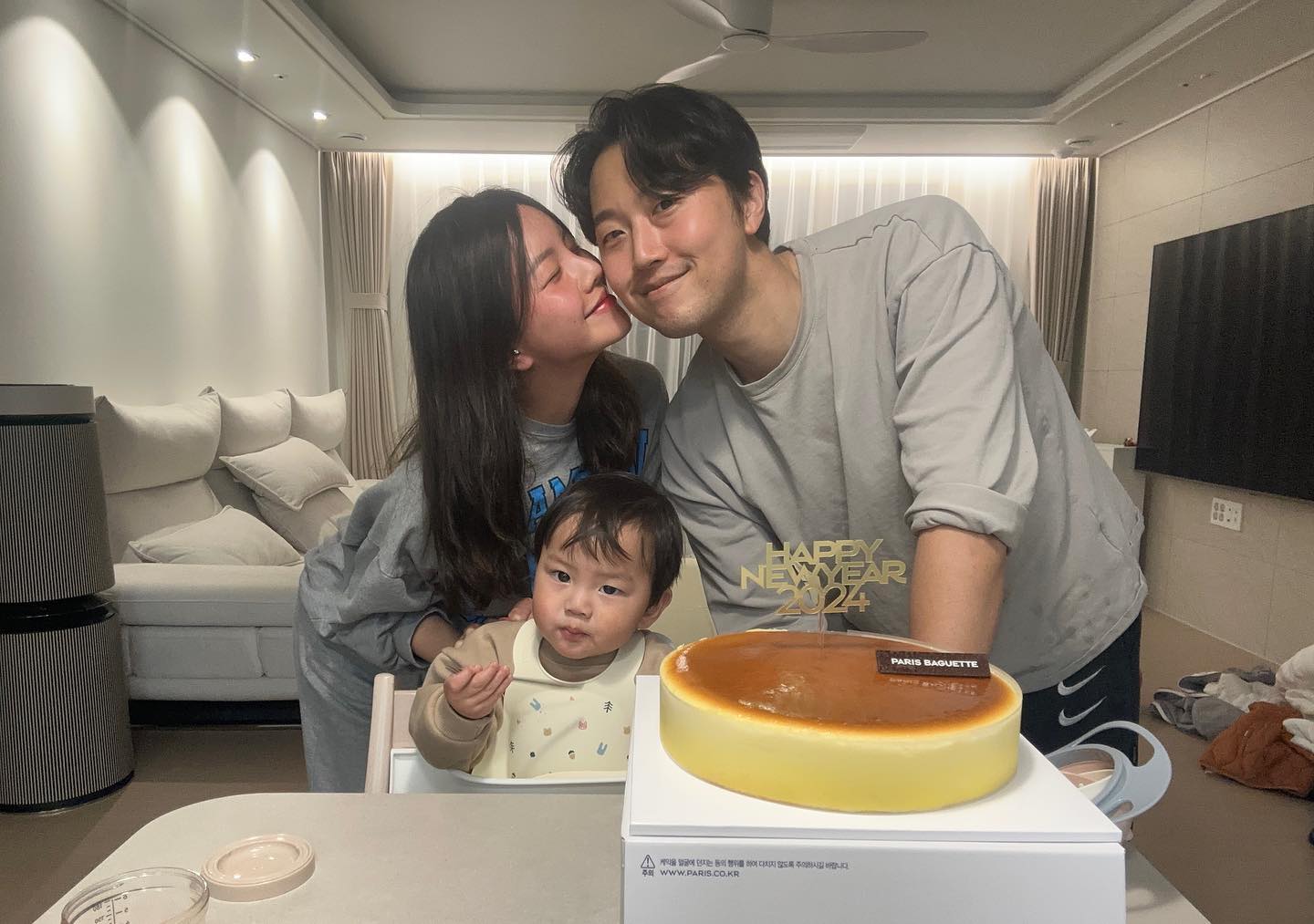 2023년도 마지막날🎈

주원이가 기침콧물이 심해서 아디 나가지않고
집에서 조용히 하루 마무리하는중,,
남편이랑 주워니랑 함께하는 집콕도 나쁘지 않네🥰

여보가 분리수거버리러 나가서 내가 좋아하는 치즈케이크도
사오고 매운갈비찜에 술한잔 하면서 오빠랑 대화도 많이 했네
주원이 자기 전에 셋이 사진도 남겼네❤️ 

주원이 엄마 아빠로 아직도 부족한 부모지만
주원이를 키우면서 힘든것도 많지만 내가 얻는거 배우는것도 많네

우리 주원이가 잘 커주고 있음에 감사하고
앞으로도 감사함 갖고 우리 주원이 이쁘게 잘 키워요❤️

#instagram #daily #데일리 #소통 #셀스타그램 #selsta #데일리룩 #좋아요 #데이트 #부부스타그램 #2023년바이#가족사진