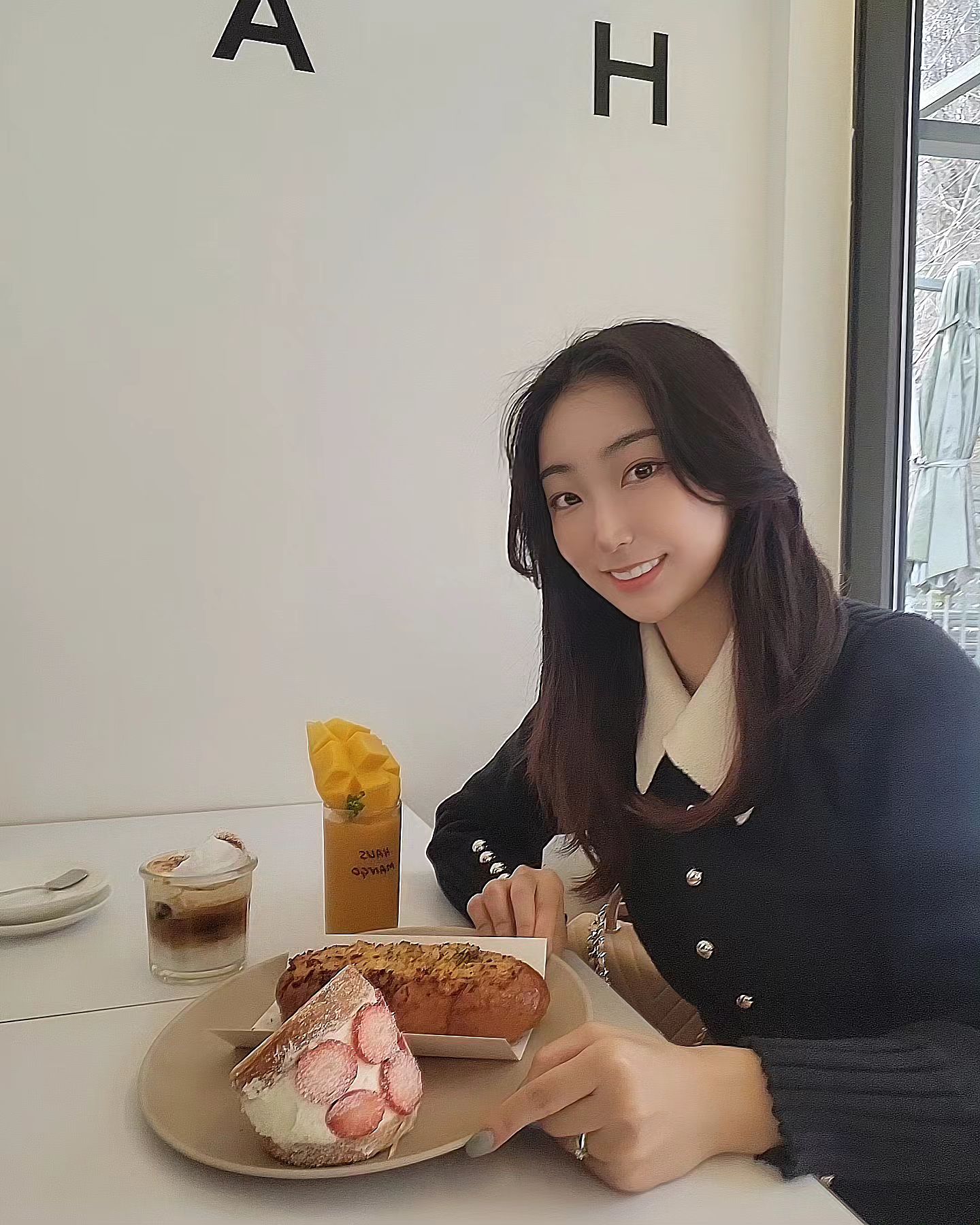 빵 맛집 한옥카페
'하우스 베이커리'
.
.
특히 마늘빵 쵝오🥖❣️
밥먹고와도 그냥 순삭!
.
.
분위기도 예쁘고
맛있는 빵 and 커피
.
.
수다수다
주말 힐링💕
.
.
.

#마늘빵맛집#마늘빵좋아#카페#양평카페#카페맛집#빵맛집#하우스베이커리#또와야지#주말데이트#좋아요#힐링#소확행#사진#카페사진#사진찍기#일상#주말일상#일상스타그램#드라이브#주말드라이브#마늘빵#딸기퀸아망#아인슈페너#하우스커피#커피맛집#한옥카페#카페추천#양평카페추천#망고스무디#주말드라이브#행복