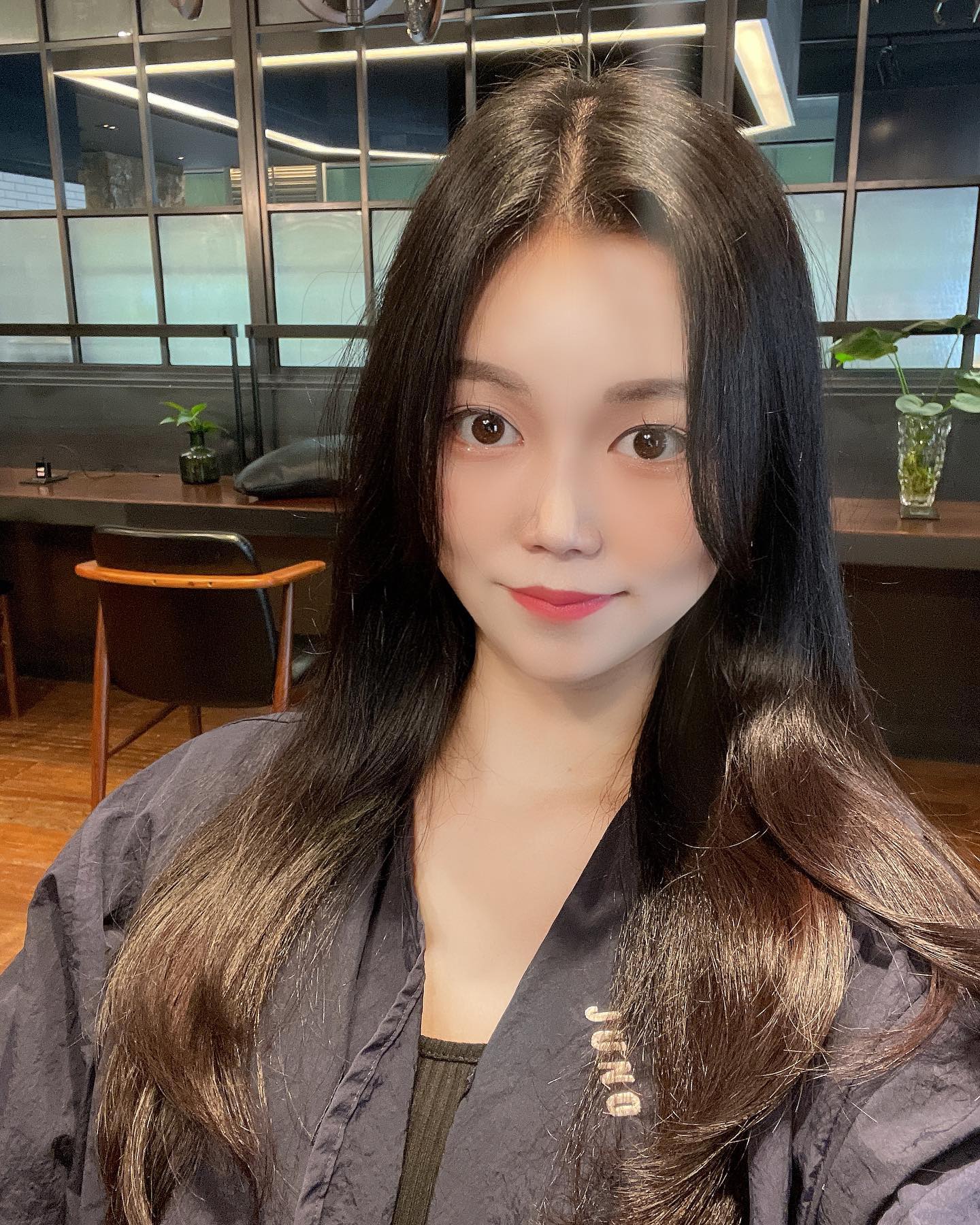 죽은 머릿결 살려주신 주노헤어 송파아이파크점 스라쌤!

넘겨보면 아시겠지만 메모보드에 설명도 친절히 해주시구

부산에서 기차타구 바로가서 목말랐는데 음료부터 챙겨주셨다 짱짱 ❤️

짐도왕왕많았는데 친절하게 다 챙겨주시구

몰랐는데 클리닉이 잘 받으려면 샴푸를 잘해야한다는점!̆̈ 머릿결 사이에 있는 노폐물을 싹 빼야 클리닉 흡수가 잘된다고 하셨다.. 약간 피부 각질을 없애야 수분 흡수율이 증가하는 느낌일까?̊̈ ㅎㅅㅎ

그래서 클리닉 전에 샴푸해주신 주희샘 짱짱 시원하게 잘해주셔서 좋아따 물온도도 세심하게 맞춰주시고!

 클리닉후에는지니쌤이 샴푸해주셨는데 너무 좋았어요 담에 또 방문해야지 ❤️❤️

song_seura