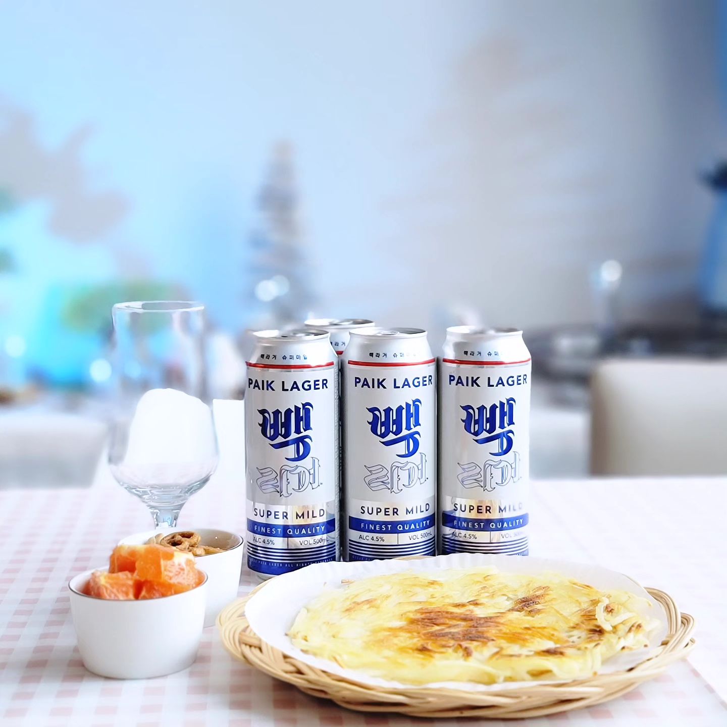 #협찬
맥주가 유난히 땡기던 날,
백종원쌤의 레시피로 감자채전 부쳐
#빽라거슈퍼마일드 한 잔하면
피로에 스트레스까지 싹~!
부드러운 풍미에 상쾌한 탄산감이
어떤 안주와의 페어링해도 완벽하게 조화가 되고,
여름에 특히 잘 어울리는 맛을 가졌달까?
도수도 기존보다 낮아진 4.5%라 부담이 적고,
백종원 스타일의 마일드 라거로 
기존 고소하고 진했던 빽라거에 비해 
보다 가볍고 부드럽게 즐길 수 있는 맥주라
자주 손이 갈 것 같은 느낌이..ㅎㅎ
5/1 출시되었으며 CU, GS25, 세븐일레븐, 
이마트24에서 만나볼 수 있으니 
시원한 느낌의 패키지 #빽라거슈퍼마일드 가
보이면 무조건 데려와야겠쥬?
.
.
.
#협찬 #빽라거슈퍼마일드 #빽라거슈마 #백종원맥주 #맥주스타그램 #맥주추천 #빽라거