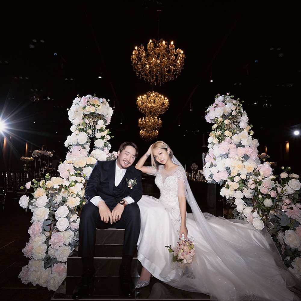 어느덧 1주년 💍🤍
이제야 업로드하는 HJ&KB Wedding DAY
먼 길 시간내어 찾아와주셔서 함께 축복해주신 
모든 지인 분들에게 또 한번 감사드립니다 🙇🏼‍♀️
정석대로가 아닌 제가 직접 선곡하고 짠 결혼식 내용이다보니 
본의 아니게 콘서트가 되어버린 저희만의 결혼식에 
함께 즐겨주시고 좋아해주셔서도 감사드리구요 😌

주신 사랑과 마음들에 보답하며 서로 아끼며 지지고 볶고 
열심히 사는 저희 되겠습니다! ✨