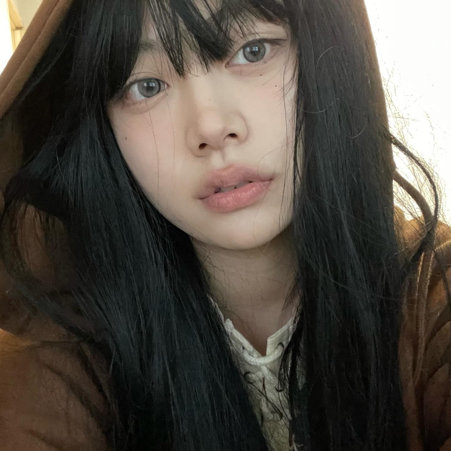 #제품협찬 #젬아워 #젬아워렌즈 #gemhour #키오네 #윙크 #윙크렌즈 #윙플리뷰 #그레이 #올리브 

혼혈느낌 내고 싶은 자연스러운 렌즈:)
입문용으로 딱입니당 

그레이와 올리브 둘다 착용해봤는데요!
그레이는 내 본래 눈동자와 어우러져 데일리로 착용 가능한 컬러에요
올리브는 어두운곳보다 자연광에서 거 자연스러운 티가 나는 올리브컬러입니다 너무 초록빛만 있는것이 아닌 브라운도 섞여 신비로운 컬러가 돋보입니당!