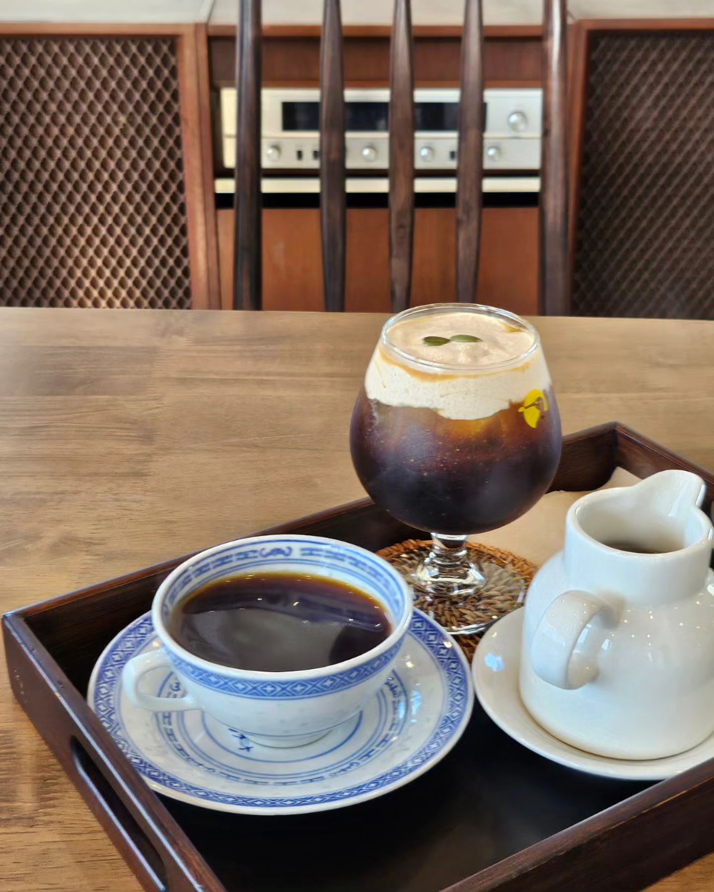 -
일본 느낌도 나면서
중후한 분위기가 매력적인 카페☕️

홍시가배는 꼭 마셔바라는 후기를 보고 시켜봤어요. 홍시크림이 매력적이었지만 개인적으론 보일링커피가 더 맛있었어요🙂

커피 잔도 예쁘고 공간도 넓고 해서 왕송호수 가면 또 가고 싶은 곳🤎

카페에 배치된 가구들을 집에 그대로 들이고 싶었다는 :)

#가배정원

*주차 가능
*yes,키즈존