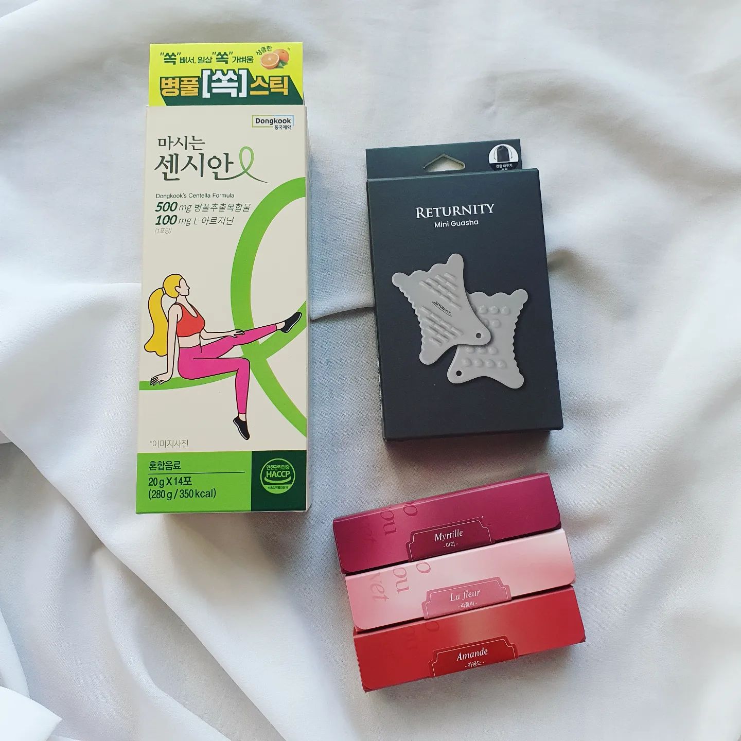 #제품제공 #파룸체험단 #월간파우치_11월호 #월간파우치 #포렌코즈 #타투비쥬벨벳틴트 #리터니티 #미니괄사 #동국제약 #마시는센시안

💝포렌코즈 타투 비쥬 벨벳 틴트
바를때 광이 있게 발리는 데 한 번 걷어내주면 무광립이 되면서 묻어남도 거의 없는 데 그렇다고 건조함이 느껴지지 않아서 입술이 건조한데 매트립을 쓰고 싶은 분들이 사용하기 괜찮은 틴트입니다.

💝리터니티 미니 괄사
아프지 않게 딱 적당한 시원함에 몸, 얼굴 라인에 딱 들어맞아서 마사지 해주기에 좋고 마사지 해주고 나면 시원하고 라인 관리에도 도움이 되었어요.

💝동국제약 마시는 센시안
오래 서거나 앉아서 일을 하고 하루를 가볍게 시작하고 싶은 분들이 섭취하면 좋고 오렌지 맛이라 상큼해서 맛도 있습니다.