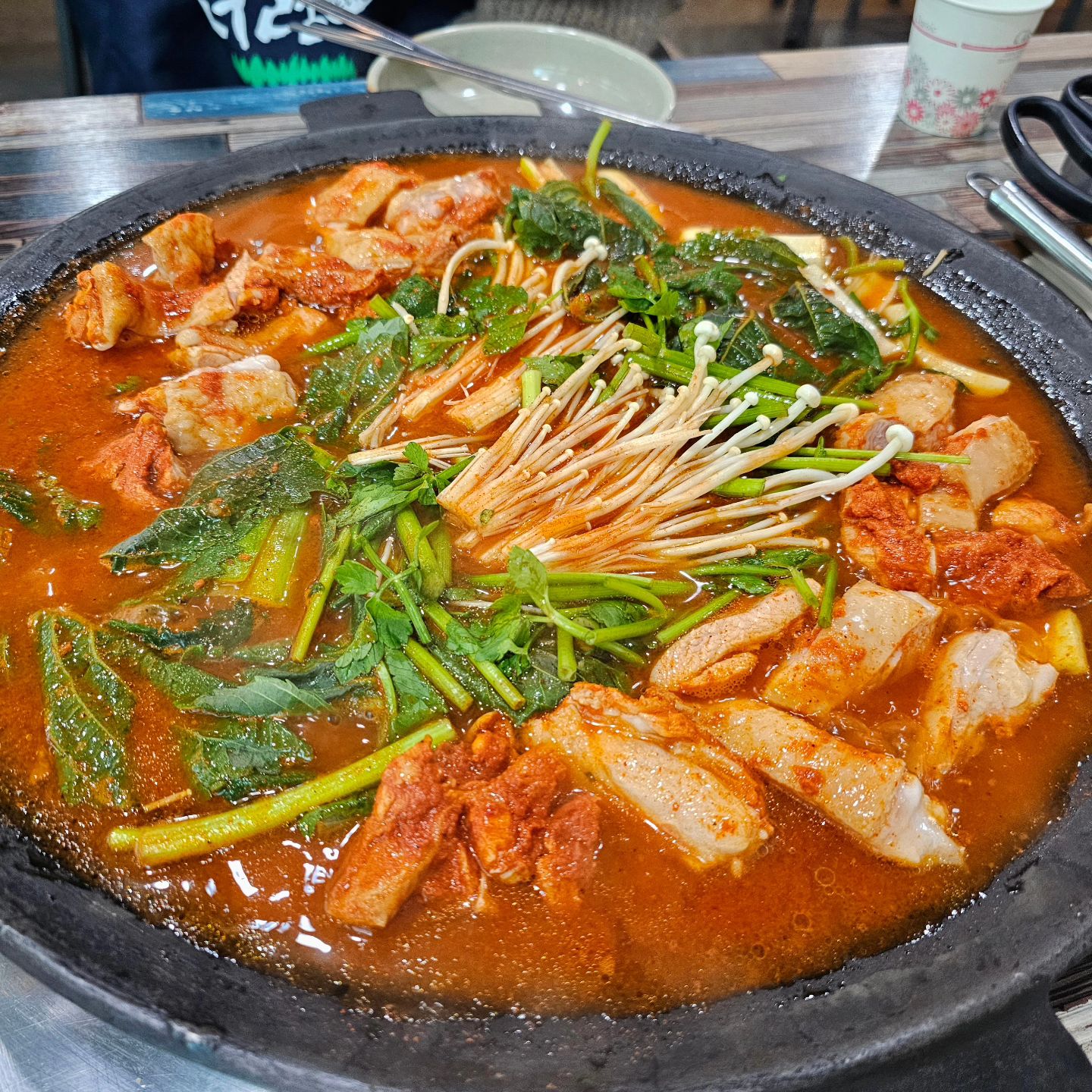•
-
처음 먹어보는 물닭갈비
.
유튜브 장사의 신에 출연한 곳
.
사장님께서 친절하게 음식에 대해 설명 해주셔서
.
음식을 먹게 된 배경을 알고 먹으니 여행 온 느낌
.
예전 광부 분들이 먹던 물닭갈비
.
이거 완전 술안주 
-
#시흥은계맛집 #은행동닭갈비 #시흥닭갈비 #은계맛집#은계지구맛집#은계지구닭갈비#은계닭갈비#대야동맛집#시흥시맛집