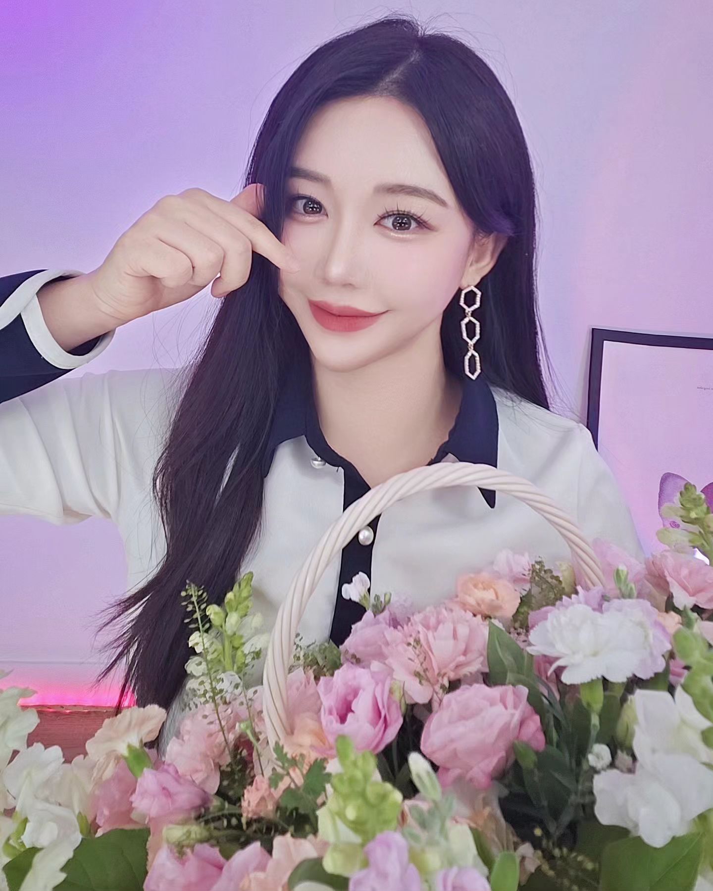 수술 잘끝났어요 ❤️ 물론 이건 수술전사진 !
다행스럽게도 우측 눈꺼플쳐짐도없고 어깨도 다움직이고
팔도 다올라가서 전 만족합니다! ㅎㅎ 

인스타 스토리 보면 알겠지만 아주 멀쩡하다가
3일차 붓기가 심하게생겨서 
퇴원후에도 붓기+흉터관리에 열심히 할려구요 ㅋㅋ

전 2023은 진짜 너무힘들었어요 ㅠㅠㅋㅋ
일도 몸도 주식도 멘탈도ㅠㅠㅠㅠ 

올해는 대운이 든다하니 기대하며 
더 행복하게 지내볼꺼에요 !
수술이 잘된거부터 대운 온듯><

2024년 새해복 많이받으세요 ❤️
그나저나 퇴원빨리하고싶당 🤣🤣