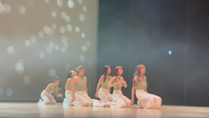 thecode.dance.studio 

안녕하세요! 2025년 3월 2일 code on vol.2 작년에 이어 두번째 코드 콘서트에 디렉터를 맞게 되었습니다~! 

<숲>이 주제였던 작년과는 다르게 이번에는 <바다속에 인어>를 주제로 힐을 신고 다양한 움직임을 해보려고 합니다🧜‍♀️

저를 제외하고 5명 중 힐을 주장르로 하는 친구는 두 명 뿐이였으며, 열정과 자신감만 있다면 두 달만에 무대에서 힐을 신고 춤을 출 수 있게 최대한 노력하여 만들어드립니다 :)
연습일정은 2025.1.6 ~ 2.24 매주 월 8:50-10:00 총 7회의 연습으로 진행되며 추가 연습은 1-2번 정도 있을 예정입니다! 
더코드 학생이 아닌 외부인도 신청 가능하니, 자세한 신청 내용 및 문의사항은 저한테 DM 또는, thecode.dance.studio 게시물 확인 해주세요❤️
모두 힐의 매력에 빠져 저와 함께해요👠

- 신청기간 12/16 pm 6:00 ~ 12/26 pm 11:00
