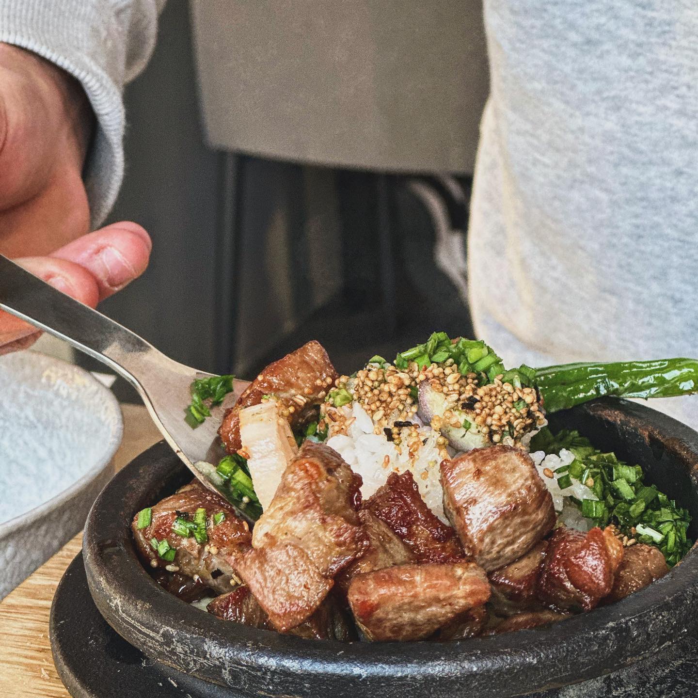 맛있는 이파리 수원 맛집투어 🚗🚙“
행궁동 맛집 찾는다면 뜸을 소개시켜주는게 인지상정 ✌🏻
1호점 대박나고 2호점까지 웨이팅이 있는 뜨끈뜨끈한 솥밥집 
“뜸“ 💨🍚🌾

우리나라 고유의 조리기구 솥으로 지어내는 
다채로운 식재료의 건강한 한끼.
행궁동의 따뜻한 연말에도 고슬고슬 맛있는 솥밥집,
빨간 장독대가 올라간 뜸.
완전 육식파인 우리둘은 소고기 돼지고기 하나씩 픽했지 ✔

마지막 누룽지까지 퍼펙트하게 마무리. 
정말 든든한 한끼식사로 최고.

•소 갈비살 솥밥 17,0
•목살솥밥 14,0
•명태회무침 4.0

📍 경기 수원시 팔달구 신풍로39번길 2 1층
☎️ 0507-1323-6659
⏰ 매일11:30~21:00

ddeum_packer 
ddeum2_packer 
#뜸행궁2호점 #뜸 #행궁동맛집 #행궁동데이트 #행궁동한식 #행궁동한식맛집 #한식맛집 #수원맛집 #수원한식맛집 #수원행궁맛집 #행궁동가볼만한곳 #수원행궁동데이트 #행궁동술집 #먹방 #먹팔 #koreanfood #koreatravel #koreafood #hwaseonghaenggung #foodphotography #likesforlike