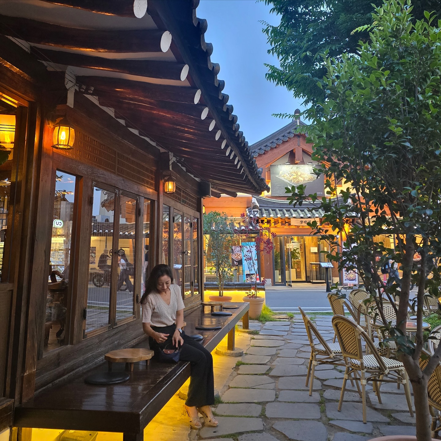 그래요. 오랜만에 그냥 피드예요.
한주를 휴대폰 만질틈 없이
꽉 채운 스케줄을 보낸 여파가
이렇게 클줄은 몰랐어요...

하.......
아직까지 못올린 피드와 릴스들이 많다는 사실.....

그동안 무리를 한탓인지
몸이 예전같지 않네요ㅜ

한곳에만 올라오던 종기가
이젠 몸 여기 저기에 올라오고
얼굴엔 뾰루지들이 올라오고

밤엔 기절하기 바쁘네요..

이제는 다시, 조금은 여유 시간이 생겨
한숨 돌려봅니다... 람쥐 ㅎㅎㅎ
(이와중에 장난끼는 ... 🤣🤣🤣)

잠시 오랜만에 여유 부리다
강의 다녀올게요.

제가 답방 못간거
딱 재고 있으니
기다리셔요!!!!!!!!!!!🧸❤️

#비타유미 #소통