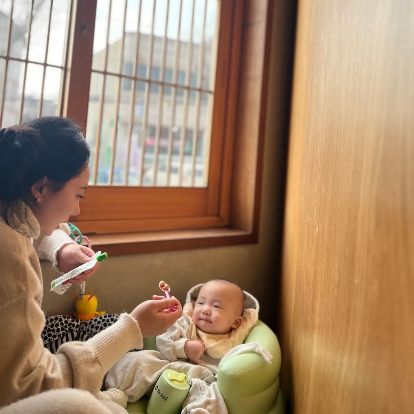 오늘도 율이와 함께
엄마 친구랑 나들이🙋‍♀️🙋‍♀️

어김없이 율거북등딱지를 메고 다니다
잠들어서 얼렁 유모차에 내려놓고
맛집으로 슝 슝 달려가기

배부르고 졸리다💤
우리 셋 다 기절 각-