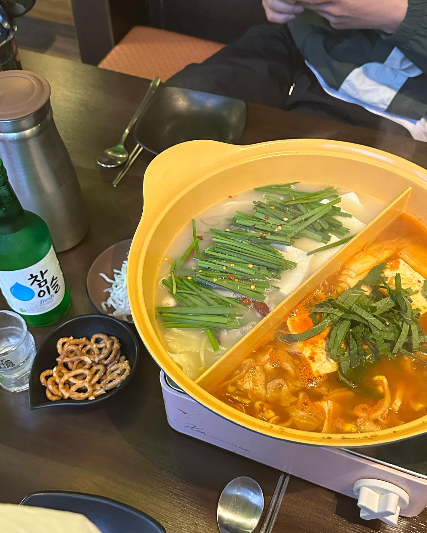 반반 곱창전골로 유명한 ”신부당“✨#협찬 
➿
천안 신부동의 인테리어가 고급진 프라이빗 술집‼️데이트하기 딱좋고 단체석도 구비되어있어 단체모임하기도 좋은 분위기 좋은 술집🍻
➿
⏰영업시간 17:00 ~ 02:00
➿
📍위치
충남 천안시 서북구 원두정1길 12 아현빌딩 1층
➿
ꯁ자세한 사항은 프로필 링크로 확인해주세요ꯁ