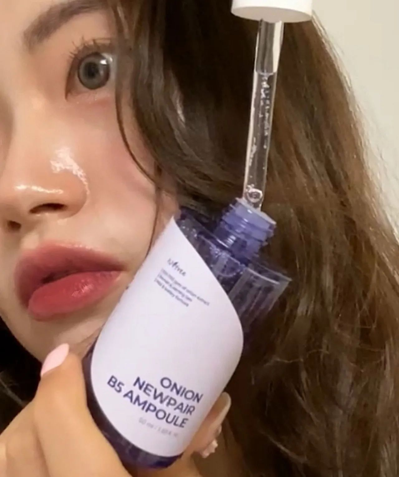 isntree_kr #광고 #AD 이지만 찐템💜💜💜

💜💜💜이즈앤트리💜💜🤍💜

어니언 뉴페어 B5앰플
어니언 뉴페어 겔크림

이즈앤트리 어니언 라인은 제가 정말 오래 애정해온 라인인데요!!💕
특히 여드름보다 흔적으로 오래 고생한 제게🥲 어니언 패드는 없으면 불안템🔥제가 내돈내산 50통 이상 한 패드팩 정착템🔥이에요~!!

이 어니언 라인엔 패드만 있는게 아니라 흔적케어를 위한 앰플, 겔크림도 있다구 해 이번 기회에 흔적 박멸을 원해 get!!😆💜

첫번째로는
💓뉴페어 B5앰플

무너진 장벽흔적을 케어해 주는 무.장.해.제 앰플!!💗🎀🍀

제가 2주 꼬박 꾸준히 사용해 봤는데요!어니언 라인의 대표 앰플답게
색소침착과 칙칙한 피부톤 얼룩덜룩한 피부에 특히나 특화되어 피부의 변화를 볼 수 있어 역시는 역시!! 확실히 #흔적케어는이즈앤트리어니언라인 이라는 확신이 생겼답니당😉👋

뿐만 아니라 건조한피부상태일 때 촉촉하게 흡수되서 피부광도💛 살려주고, 요즘처럼 추운 날씨의 칼바람, 자극에 무너진 피부장벽에도 보습을 꼼꼼히 채워주어 부족함 없는 고기능 앰플 이랍니당!!

흡수도 빨라서 질척임 없이 앰플케어 완성!✨️✨️

두번째로는
💓뉴페어 겔크림

겔크림은 #2주흔적크림 으로도 유명하다고 하는데요! 2주면 흔적이 지나간 자리가 말끔해진다는 이야기!!👍👍 저처럼 #여드름피부 #칙칙한피부 #수분부족 으로 고생인 분들께 #데일리잡티크림 #단계별케어로  2주면 눈으로 피부의 변화 확인할 수 있답니당🥳

솔직히 육안으로 확인할 수 있는 변화가 정말 중요하고 화장품을 고르는 기준이 되는 제게 이 겔크림은 기대이상이었답니다!💟🎵🎶

제가 꾸준히 발라본 결과 흔적이 옅어지고 수분충전을 잘해줘 결케어 효과도 보이더라구요! 이게 다 겔크림의 성분에서

Onion Cream 무안 적양파추출물 71%를 함유했기에
🧅🧅
미네랄과 게르마늄이 풍부한 황토에서 자란 무안산 적양파의 진한 영양이 트러블이 남기고 간 자리의 잡티케어에 도움을 준답니다!!

그 외에도

☑비타민C 유도체 +미백 주름 기능성의 흔적 크림
☑붉은기 및 색소침착 개선에 도움, 수분 공급 효과
☑끈적임 없는 빠른 흡수, 유수분 밸런스템
☑아침, 저녁 데일리 흔적 크림
☑여드름성 피부 사용적합 테스트 완료

아닛,,,너무 완벽,,그잡채,,😳✨️✨️

제형도 쫀득촉촉💙💙 넘 기분좋은 촉감이니 꼭 한번 써보세요!

#이즈앤트리 #이즈앤트리어니언 #이즈앤트리어니언라인 #이즈앤트리어니언패드#이즈앤트리어니언겔크림#여드름패드추천#뷰덕 #뷰스타그램 #뷰티스타그램 #뷰티 #뷰스타 #인스타뷰티 #뷰티그램 #메이크업 #코스메틱 #화장품 #여드름피부앰플 #여드름피부크림 #여드름흔적케어크림 #여드름흔적케어앰플 #적양파추출물