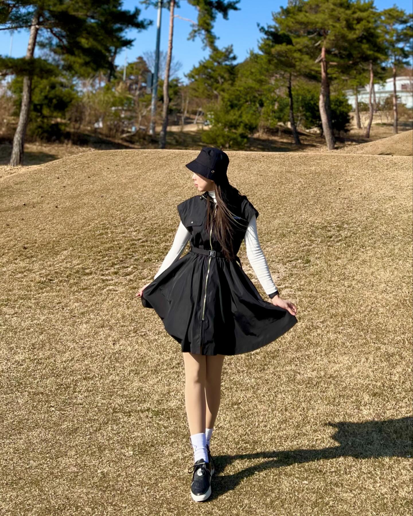 맥키에서 24ss원피스가 나왔더라구요🥰
후드집업으로 중앙에 버클벨트까지 있어 허리 라인도 잡아주구
차르르 떨어지는 플레이어원피스👗
보통 원피스에는 핏때문에 주머니가 없는 경우도 많은데
요 원피스는 주머니가 양쪽으로 있는데도 핏이너무 예뻐요🩷

지금은 추워서 저처럼 이너티와 함께 입어도 좋구요
날씨가 조금 더 풀리면 단독으로 입어두 되요🌸

원피스 좋아 하는 사람들 모여라!!!
카키랑 블랙 2가지 색상있는데 뭐니뭐니 해도 블랙이겠죠?🖤
👗 macky_club 
🛍️ musinsa.official 

#골프#골프치는여자#골프원피스#골프원피스룩