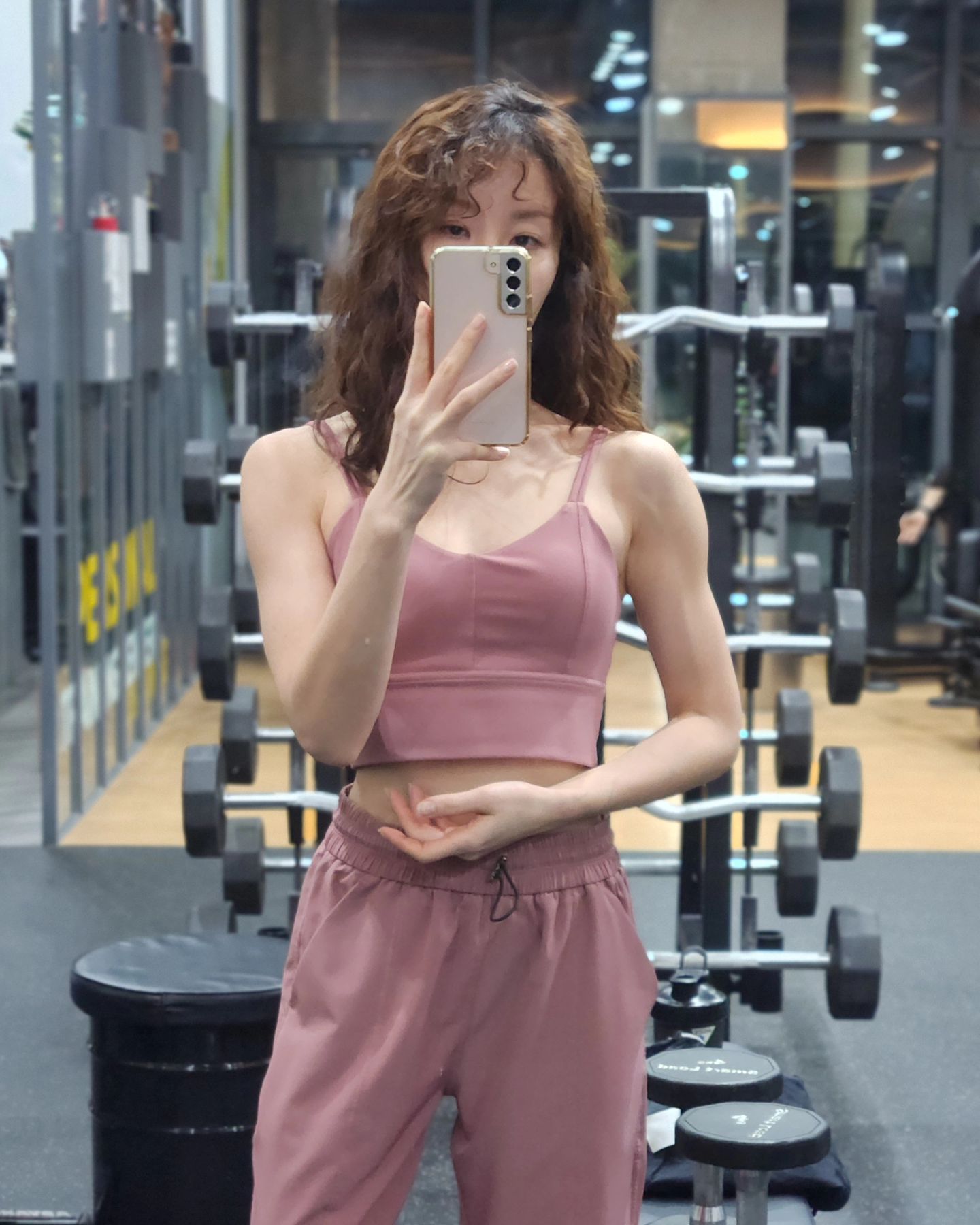 24.02.05&06 #어제#오늘
지방으로 많이 덮혀서 등 근육이 예전만큼 선명하진 않네요😅
그래도 내일부터 필라테스도 시작하니까
조금 더 선명한 바디라인 기대해도 되겠죠?
물론 식단을 더 잘해야겠지만
그냥 잘 먹고 더 움직여보겠습니다🤭🌈✨️

오늘도 수고 많으셨어요🍀
⠀
⠀
#어운완#오운완#운동하는여자#운동스타그램#헬스타그램#필라테스#운동소통#운동맞팔#바디체크#관리하는여자