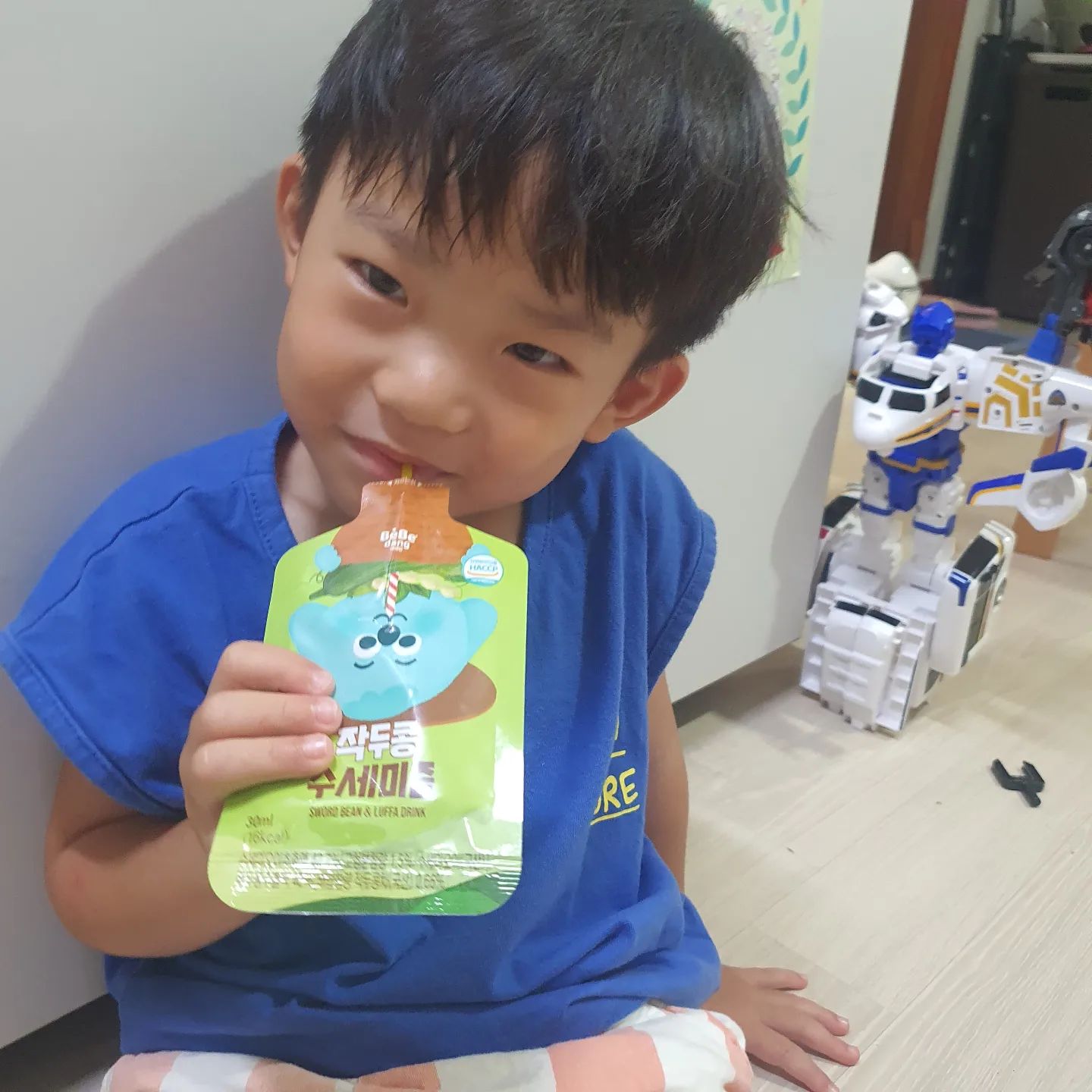 #협찬 #베베당 #작두콩수세미즙 

환절기가 왔어요ㅜ
낮에는 덥고 밤에는 바람이 불어요.
이제 본격적으로 가을이되면 더 심해지겠죠?
아기 별이는 벌써부터 콧물이 나기 시작합니다ㅜ
별이 코는 바람에 진짜 약한거 같아서 평소에 배도라지즙을 필수로 먹이고 있는데요.
알아보니까 작두콩도 기관지에 너무 좋다고해서 좋은 기회로 베베당 작두콩 수세미즙을 먹여보게 되었어요~
혹시 처음 먹어보는거라 역하지 않을까 우려했는데 쭙쭙 잘빨아먹는 🌟이랍니다^^

베베당 작두콩즙은요!
프락토올리고당이 들어있는 인위적인 단맛이 아닌 건강한 단맛이예요~
식품영양사가 직접 선택한 국산 수세미와 작두콩이 듬뿍 들어가 있어서 기관지에 너무 좋구요!
색소,향료,보존료가 무첨가가 되어 있어서 아기들에게 믿고 먹일 수 있어요~

Thank you bebedang_

#콧물비켜🤧 #환절기템 #환절기필수템 #베베당작두콩수세미즙