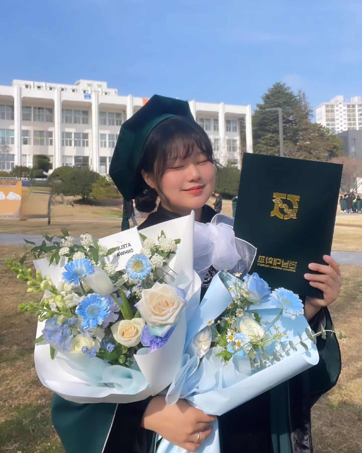 저 졸업했슴당
사진 정리 덜 되어서 일단 근황만 올려버리기•••