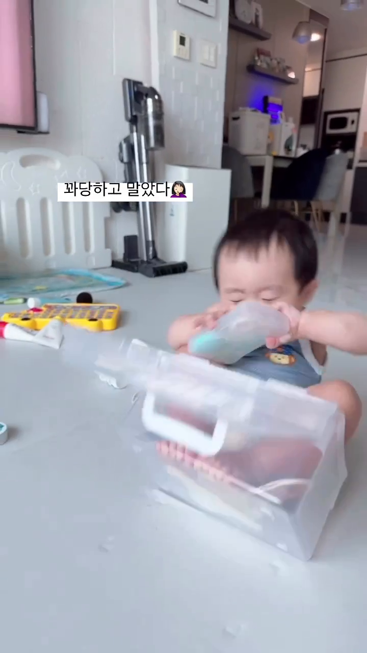 ⠀
⠀
김하비니~ 고양이야 뭐야😸
통에 들어가겠다고 울고불고해서
손잡고 들어가도록 도와줬는데
큐티뽀짝하게 좋아하더니 결국..🤦🏻‍♀️ 허허
⠀
⠀
⠀
⠀
#하빈스타그램 #390일 #12개월아기 
#장난꾸러기 #김진상 #귀여워귀여워 
#베이비릴스 #아기릴스 #릴스베이비