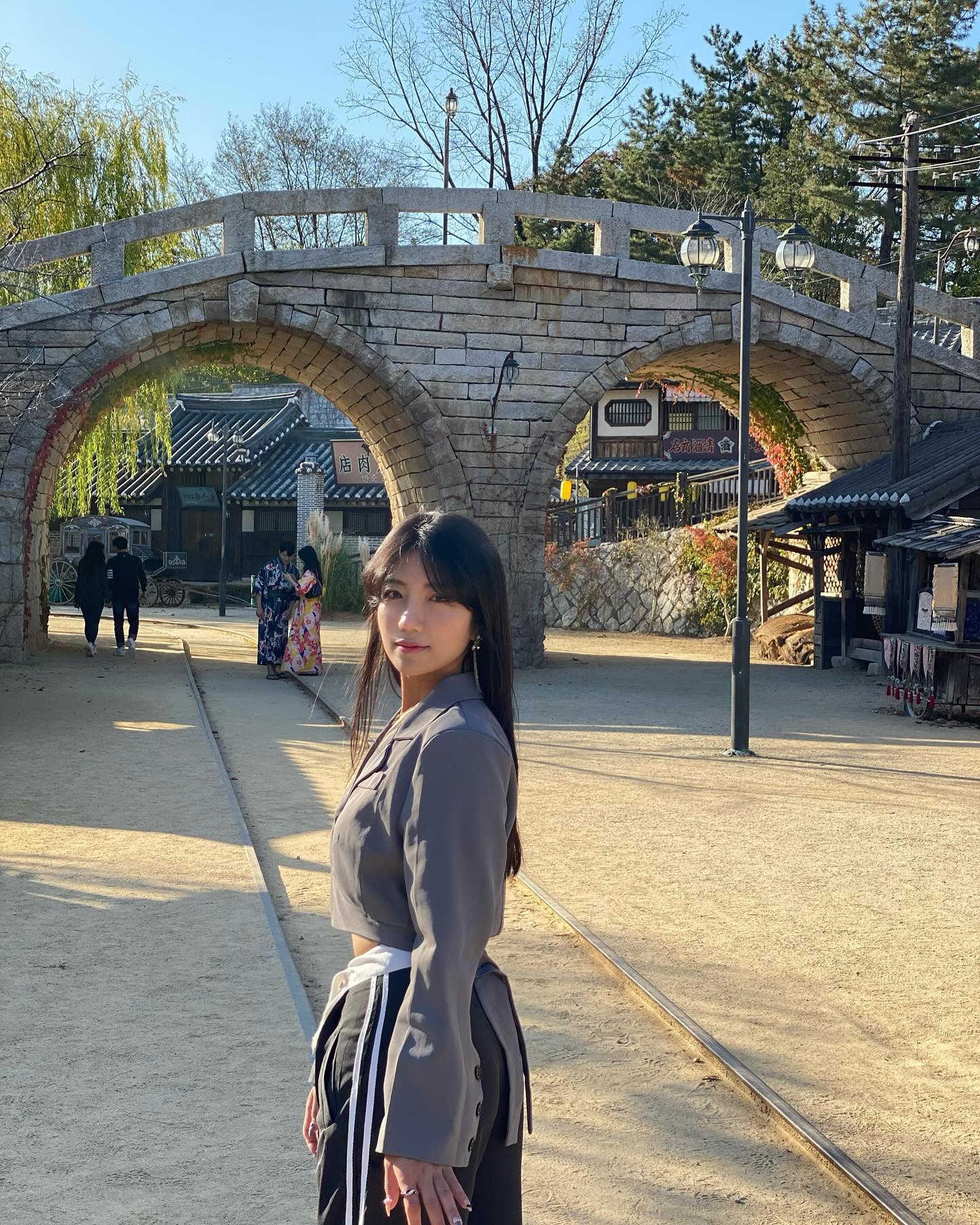 논산에 있는 미스터선샤인 촬영지 
이제야 가봄 ㅠㅠ
우리집 밭 근처인데 왜 이제야 간거징..
폐장하고 갈뻔했눼 ㅋㅋㅋㅋㅋ
세트장가니 기억이 새록새록😍