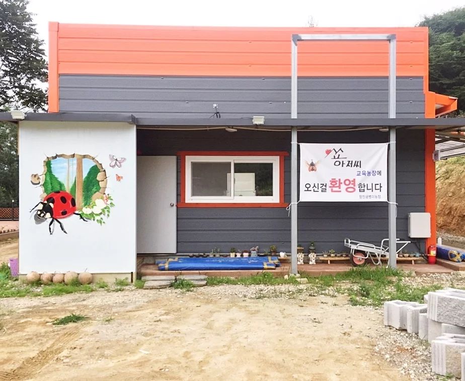 #광고
어렸을 때 곤충을 무서워하면
쭉 커서도 그 작은 녀석들에게 벌벌 떨기 마련이다
그 산증인이 바로 나😂
곤충에게 한 발짝 다가가볼 수 있는 기회가 있으니

📌곤충 무서움 극복 프로젝트🌈
#곤충표본만들기

▪사계절 체험 가능
▪체험 연령 8세 이상
▪최소 2인 이상
▪체험 시간 2시간

진행은 손소독을 하고
여러 곤충에 대해 알아본 다음
전용 바늘을 사용해서
다리를 펴주는 곤충 전족을 하며
몸 구조를 알아보며 정확한 배열을 하고
마지막으로 표본 액자에 넣으면 끝!

어릴 때 경험으로 미래가 달라 지게 마련이다
곧 다가올 겨울 방학을 이용해
근처 여행 계획이 있다면 들러서
곤충에 대한 두려움을 떨쳐보는 건 어떨까?
관심있다면 #놀고팜 에서 #항진굼벵이농장 찾아보기

#어린이체험 #어린이농촌체험 #농촌체험 #농촌체험마을 #일양여행 #밀양체험 #소규모농촌체험프로그램 #ota #액티부키