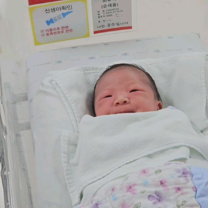 ⠀
나랑 똑닮은 우리 딸램💕
⠀
입은 엄마닮고, 코는 아빠닮고
눈은 똑같이 닮고 유전자는 못 속임
.
진짜 작고 소중해서 더 신기하다
⠀
⠀
⠀
⠀
#세가족 #우리가족 #내사랑