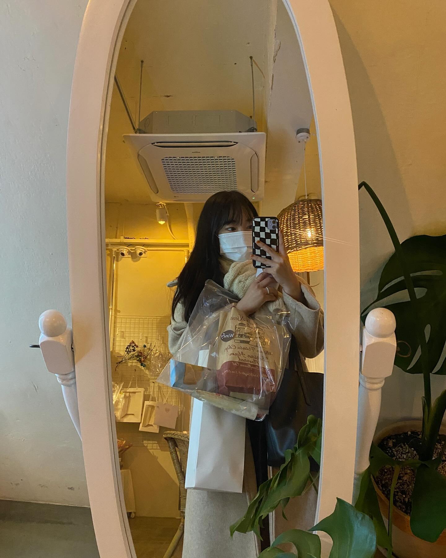 넘 포근하고 따뜻해서 힐링 되는 곳💐

카페가 골목 안에 있어서 다들 잘 모르는 것 같은데
숨은 카페 발견해서 넘 행복하자나...?ㅎㅎ🤍

친절하신 사장님과 따뜻한 분위기의 조합이란 .. 🫶🏻

동대구역 근처 조용한 카페를 찾는다면 여기 추천!🤎

< haerame >
📍대구 동구 동부로34길 15 1층
.
.
#동대구역카페 #대구조용한카페