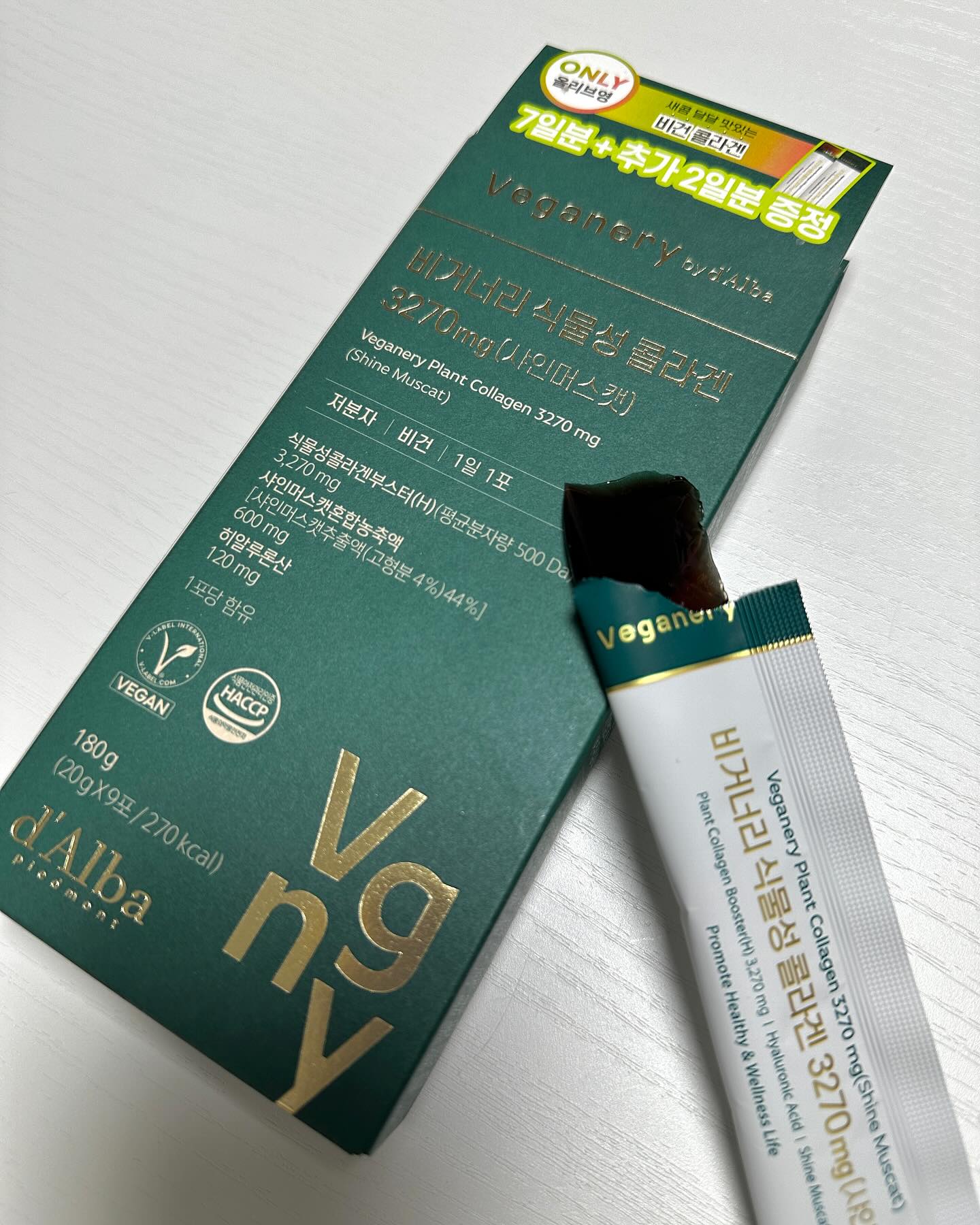 #제품협찬 / veganery_official 
식물성 콜라겐 부스터가 무려 3,270mg 함유되어 있는, 채식주의자 중 비건까지 섭취가능한 콜라겐 부스터 젤리인 #비거너리콜라겐부스터 💚 500달톤 이하 저분자로 몸에 빠른 흡수가 되는데, 시너지 효과를 위한 비타민 5종 (비타민 B1, B12, C, D, E)과 피부 보습에 도움 주는 히알루론산 1일 충족량 120mg 함유까지 되어 있어 평소 부족한 영양소까지 쉽게 채울 수 있답니다 :) 320가지 잔류 농약 검사도 통과됐고, 미세 플라스틱과 중금속, 방사능으로부터도 안전한 #비건콜라겐부스터 이니 믿고 먹을 수 있어서 좋았어요! 언제 어디서든 가방에 쏘옥 넣어다니며 간편히 먹을 수 있으니 일상 속에서 쉽게 건강 관리 해보아요 🫶🏼

#비거너리 #veganery #달바 #달바콜라겐부스터 #식물성콜라겐부스터 #콜라겐추천 #4세대콜라겐부스터 #콜라겐