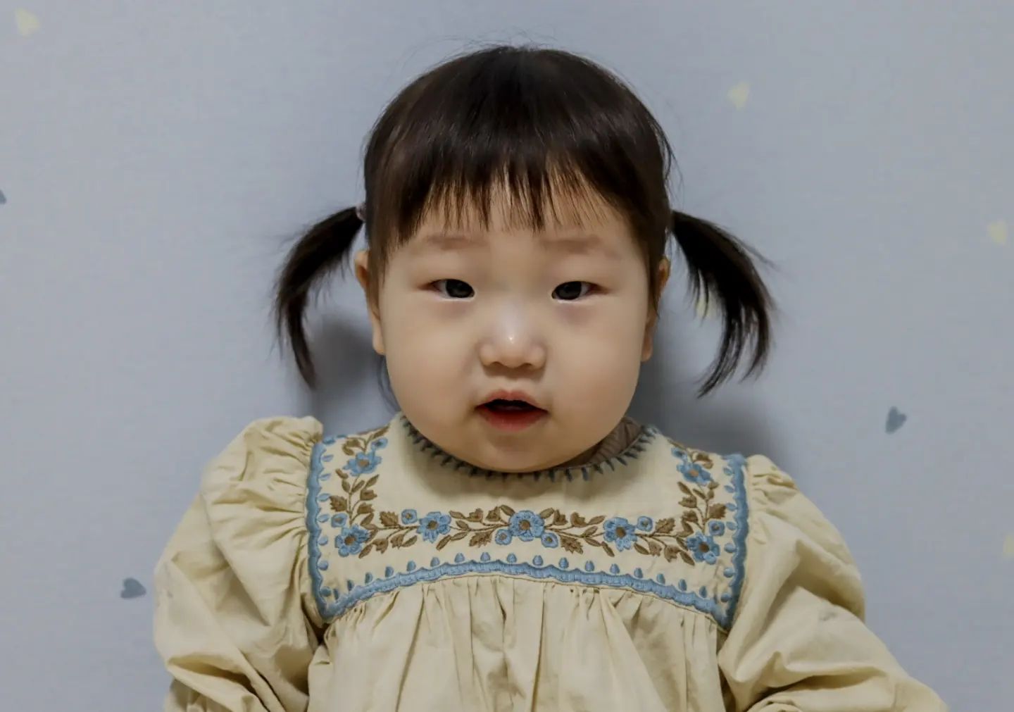 증명사진 :)

얼집보낼 사진찍는다는걸..
까먹은 바쁜 엄마🥲

집에서 급하게 찍은 사진
컨디션도 안좋았는데
자꾸 앉으라니까
울다 웃다가 참...미아네...🥲