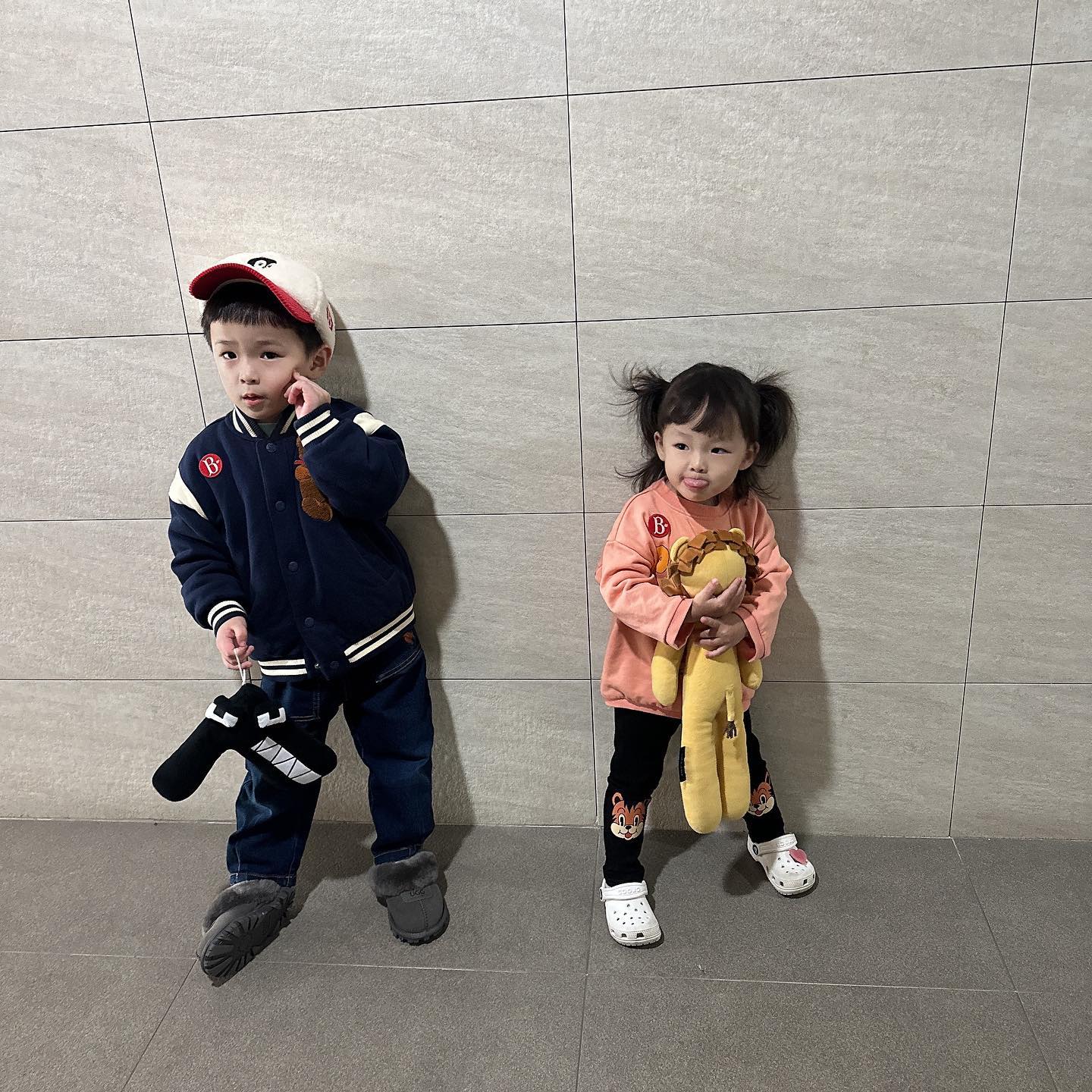 오랫만에 #나란히등원샷❤️

계속 되는 지각 🤣🤣🤣🤣

아가들아 우리 일찍 자구 일찍일어나자 제발🙏🏻❤️

#내일은꼭어린이집버스타자🚌
#버스놓치면힘들어🤣 #등원하는남매👦🏻👧🏻 #등원인증샷😉 #연년생남매👦🏻👧🏻