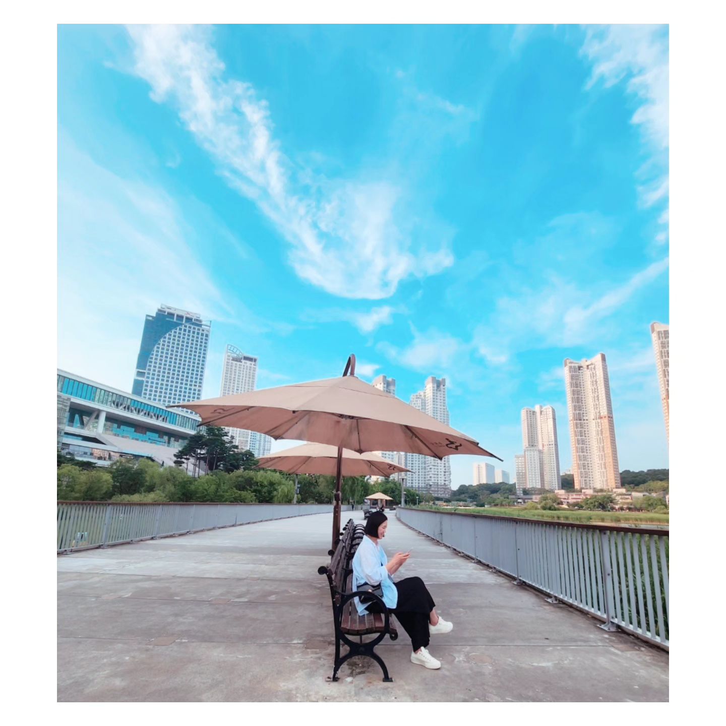 😊 더워도 이렇게 더울수가 있는지...

뉴스보니 장마 끝!! 폭염 시작~이래요

휴가를 어찌 보내야할지... 
정말 집 밖은 나가기가 싫지만..
애들은 바다를 좋아하니 ~~🏊‍♂️
바다에서 쬐금 놀고 와야겠네요~~^^

울 인친님들도 조심히 안전하게 휴가 잘 보내세용~⛱️

#메이크업우쌤
#폭염
#덥다더워
#휴가철
#휴가주
#피드업뎃