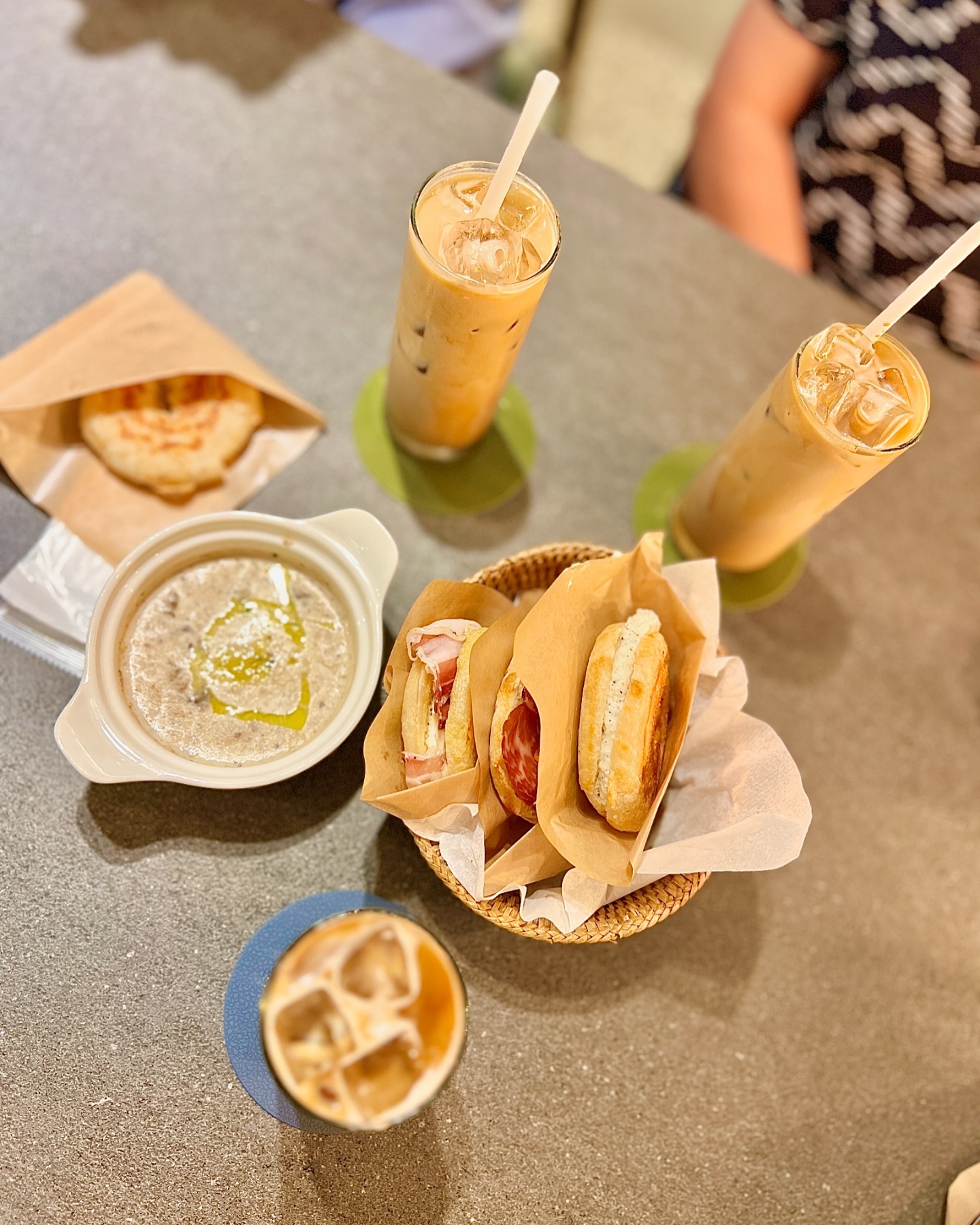 알차게 먹고 즐긴 이번주말🙌🏻 우리동네 맨날 지나만 다니다 처음가본 이탈리안 샌드위치집😋 가성비 좋은 가격과 맛이 다음에 친구들 놀러오면 꼭 브런치 같이 먹으러 와야겠다 생각한 분위기 좋은 곳. 엄청난 딜리버리가 밀리고 홀에도 손님 엄청나고 잘골랏다 후훗👍🏻트러플리코타 진짜 기본에 충실하며 너무 맛있었던 맛. 커피랑 음미하며 야곰야곰 잘먹었당❤️

#이태원브런치 #이태원카페 #오띠젤리 #이태원샌드위치