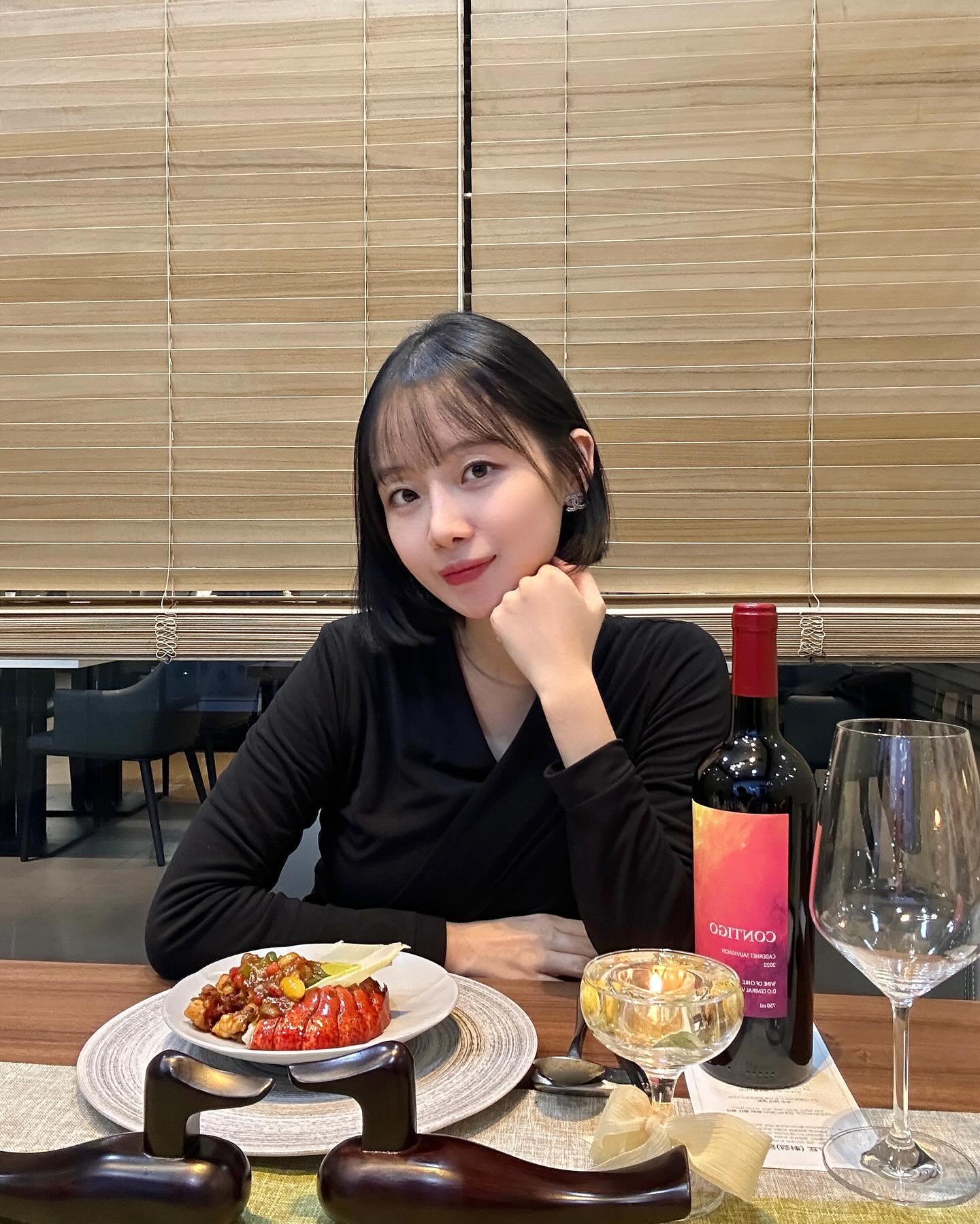 남편과 2000일 기념으로 다녀온 현대백화점의 숨은 맛집 도원스타일♥️

올 해 상견례 코스가 새로 생겼대요!
부부의 영원한 사랑과 화목함을 기원하는 코스로
부부 기념일에도 딱이라 상견례 코스 먹었어요🤤

신선한 식재료로 만든 건강한 맛이라
임산부인 저도 맛있게 먹고,
루다한테도 걱정없이 줄 수 있었어요

상견례 코스에는
•뷰 좋은 프라이빗 룸
•개별 재즈 BGM
•원앙 한쌍과 하트 초로 꾸며진 상차림
•까베르네 소비뇽 와인 2병
•사진인화서비스
이 서비스들 포함이라 가성비도 좋았답니다

음식 맛은 말해 뭐해...
부모님들 모시고 가기에도 좋은곳이니
상견레 장소 찾으시는 분들은 한 번 가보셔요!

📌도원스타일 목동점
서울 양천구 목동동로 257 현대백화점 목동점 6층
월-일 11:00-22:00
브레이크타임 15:00-17:00
라스트오더 21:00

도원스타일은 더플라자 호텔 중식당 도원에서 출발한 프리미엄 다이닝 레스토랑이에요
제철 프리미엄 식재료로만 건강하게 요리하는 곳이에요🥬

______________________________________
#현대백화점목동점 #현대백화점맛집 #도원스타일 #상견례장소 #중식다이닝 #중식당맛집 #상견례준비 #신혼부부 #상견례코스 #상견례장소