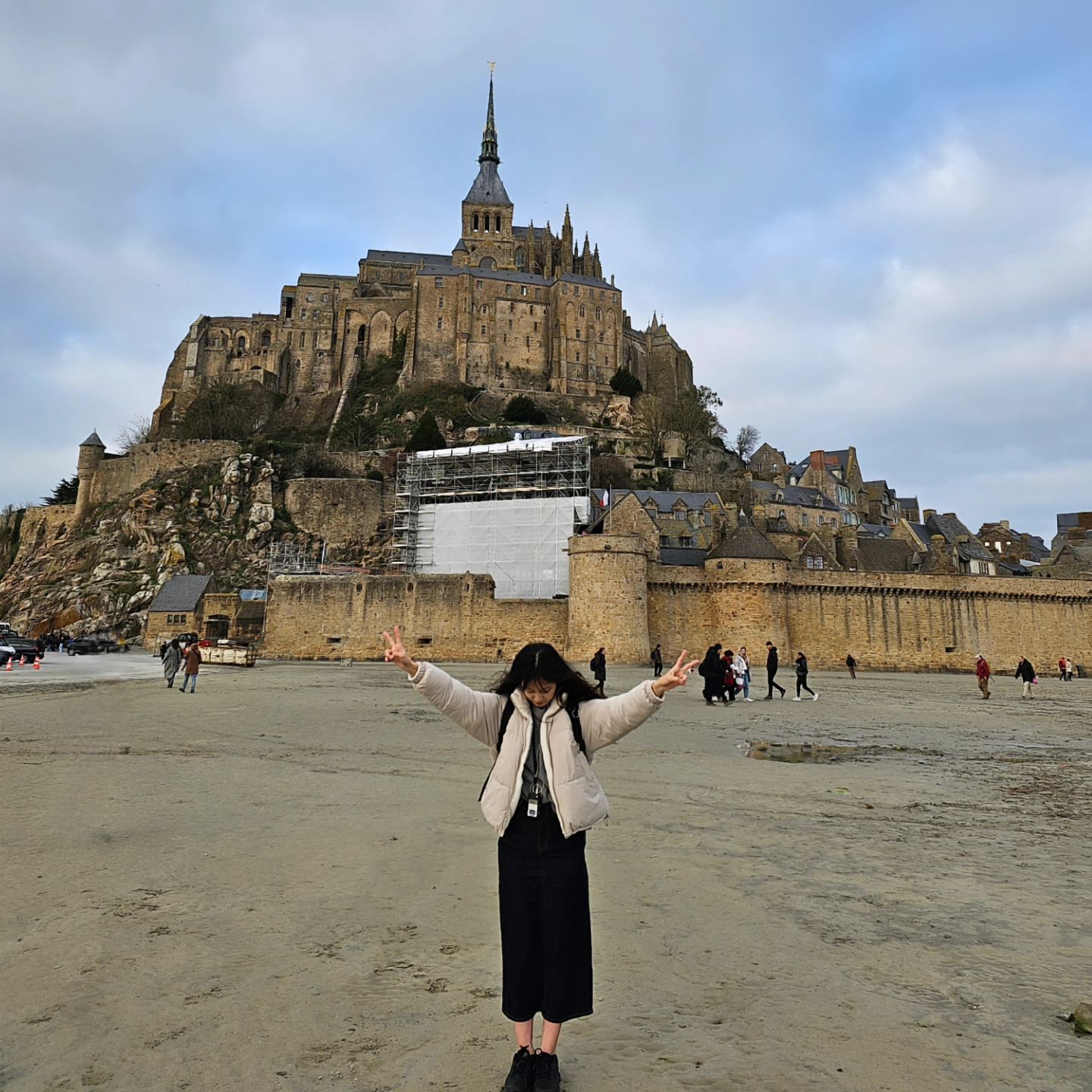 FRANCE PARIS 🇫🇷 
두번째 기록

꼭 가고싶었던 곳 두번째, 몽생미셸
1300년의 역사가 담긴 수도원

렌트해서 가고싶었지만 거리가 거리인지라 투어로 다녀왔던 곳

하필 방문한날에 워킹데드 촬영중이라
야경사진찍어야하는데 촬영조명이 거의 태양급으로 밝아서
찍기 쉽지않았던날

시간을 내서라도 가면 좋은 파리 근교여행

#특파원우여사_프랑스 #몽생미셸 #파리근교 #파리여행 #프랑스여행 #paris #France #travelphotography #travelling #traveler #travel #montsaintmichel