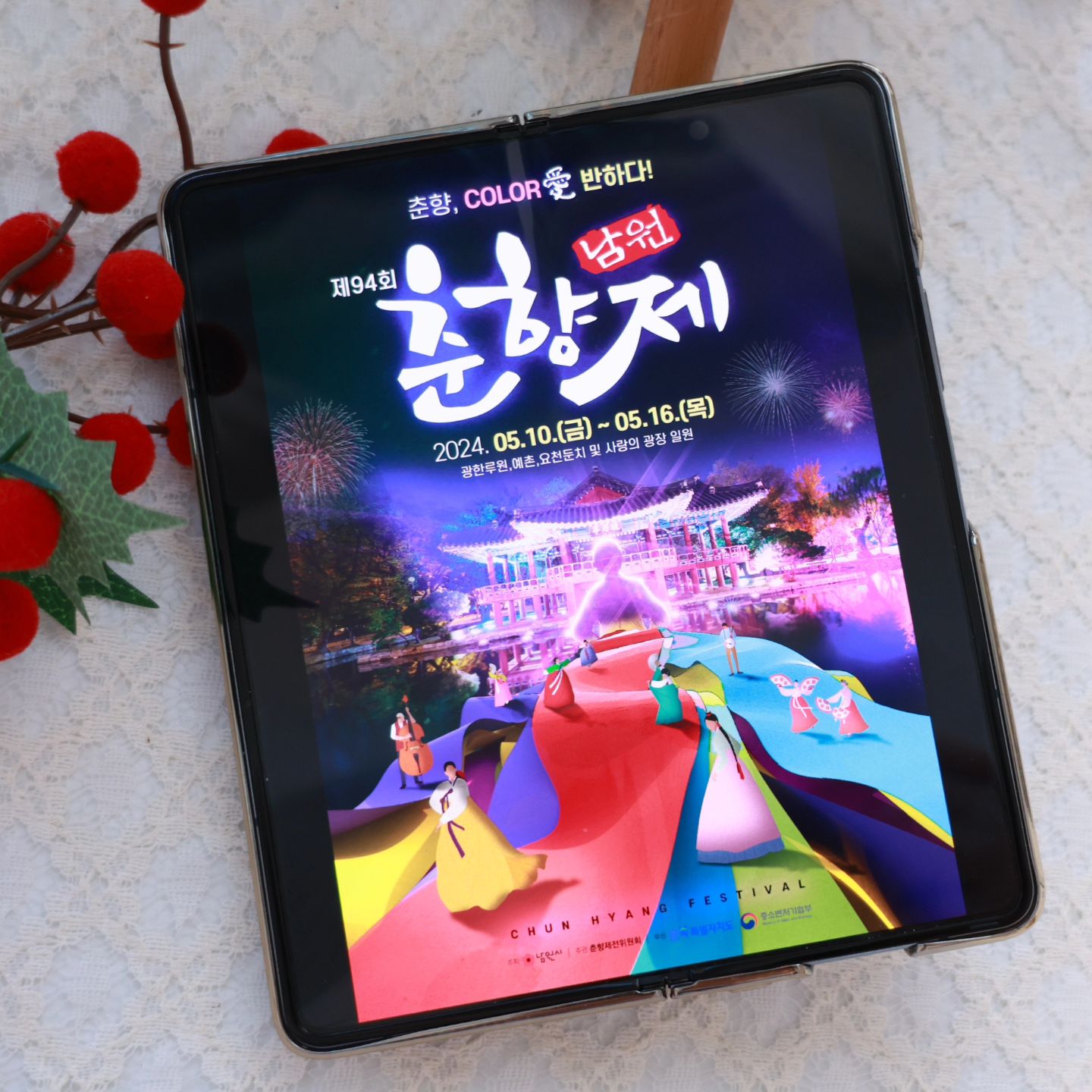 #협찬 #정보요정 입니당! 
5월에 갈 수 있는 좋은곳! 
가볼만한 곳을 소개해드리려고 합니당 

우리나라에서 가장 오래된 지역 축제!
2024년 제 94회 남원 춘향제 소개할께요! 
한복을 입고 즐기는 공연예술제로 긴 역사만큼 
다양한 전통문화와 공연을 즐 길 수 있는 대축제랍니다.

<제 94회 남원 춘향제>
일시 : 2024.5.10~5.16
장소 : 남원 광한루원, 예촌, 요천둔치, 사랑의 광장 일원
테마 : 춘향전 주인공은 자신인 바로 나

모든 관람객이 춘향전의 주인공이 되는 축제! 
✨춘향무도회는 한복을 대여해주기 때문에
전통의상을 입어보고 가족과 함께 추억을 만들 수 있는데요! 
분장, 장신구, 머리부터 발끝까지 춘향과 몽룡을 완벽 재현할 수 있어요!
✨high 7공연
-춘향, 사랑빛 콘서트 / 5.10.(금) 20:00 ~21:30 / 이하이, 경서예지, 김용임 , 자전기단풍경
-퍼스널 뮤직콘서트 / 5.11.(토) 19:30 ~.22:00 / 청하, 원위, 홍진영,신유,윤수현
-0ST콘서트, "춘몽" / 5.12.(일) 19:30 ~.21:30 / 거미, 린, izi,탑현 등 다양한 공연일정도 있고요! 

✨막걸리축제 백종원과 춘향제가 만나 K-푸드의 특별한 음식을 향긋한 막걸리와 함께 세계화를 향해 갑니당 

✨패밀리존은 가족과 함께 연인과 함께 추억만들기를 할 수 잇어요! 사랑의 광장에는 패밀리존이 있어서 공연, 체험, 이벤트부터 소소한 푸드트럭까지 있으니 행복한 시간을 보낼 수 있답니다. 

✨제51회 대한민국 춘향국악대전은 대한민국 최고의 역사와 전통을 자랑하는 국악대전으로 수많은 판소리 명창을 배출했으니 많은 분들이 관심가져주시면 좋을 것 같네요! 
- 대회기간 
[학생부] 5.5.(일) 9:00 / [일반부, 명창부] 5.11.(토)~5.12.(일)
- 경연종목 : 판소리, 무용, 기악현악·병창, 기악관악, 민요
- 장소 : 춘향문화예술회관, 안숙선 명창의 여정, 남원농악전수 교육관, 지리산 소극장

정말 다양한 행사들이 너무 많으니, 
더 자세한건 아래 참고하세요! 
✔️https://www.youtube.com/user-dw8rj9ri4y
✔️https://chunhyang.org/
✔️https://www.instagram.com/chunhyangje/
chunhyangje

우리함께 5월 연휴 남원여행가서 춘향제 즐기시는건 어때요?

#춘향제 #한복 #춘향무도회 #남원여행 #공연예술제 #미스춘향 #글로벌춘향선발대회 #청사초롱 #대동길놀이 #사랑춤 #댄스챌린지 #백종원 #막걸리축제