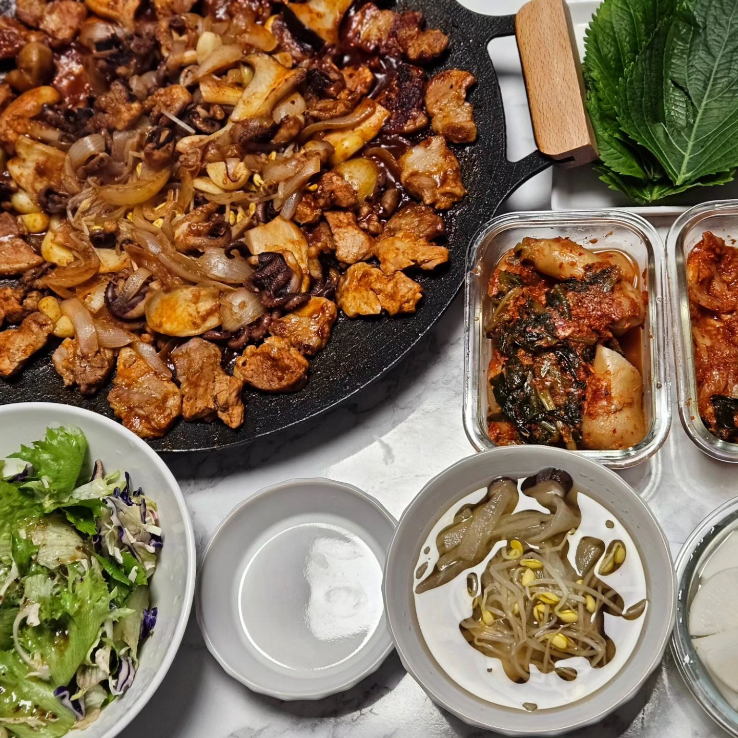 #쭈꾸미 #쭈삼 #쭈꾸미삼겹살
#오늘저녁 #남편표밥상

오늘의 요리사는 내남편🙊
혼자 콩나물국도 끓이고
플레이팅도 이쁘게 쭈삼한판까지

잘 먹을게요🩷