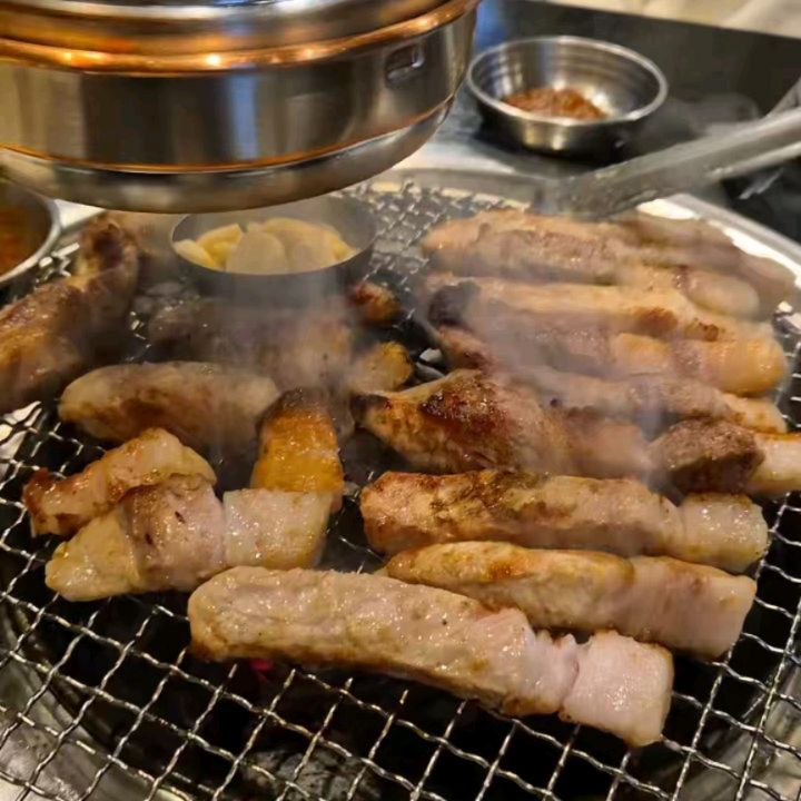 #협찬

원주 혁신도시 삼겹살 맛집🥩
#고미담 다녀왔어요.
아직도 여기 모르시는 분들 없으실거에요!

고미담오면 프렌치랙 꼭 먹어줘야죠.
고미담 프렌치랙은 제주 흑돼지 뼈삼겹과 등심부위를 같이 맛볼 수 있는데 숙성육이라 돼지고기인데도 
소고기처럼 너무 부드러워요.
게다가 씹을수록 육즙이😍

정말 제주도 숙성고기로 유명한 그 고깃집보다
맛있어요 ㅎㅎㅎ
원주에 이런 돼지고기 맛집이 있다니!!!

하나도 안질겨서 돼지고기 안먹는 아이도 아주 잘먹었고요.
게다가 금,토,일은 아기 손님들을 위해 미역국도 서비스로 주시는데 너무 맛있다고 저희 애 미역국 원샷하고 왔답니다.

프렌치랙 뿐만 아니라
고미담 시그니처 숙성뼈삼겹살도 고소하고
씹을수록 풍미가 느껴지는게 너무 맛있고요.
정말 원주 탑 돼지고기 맛집 인정!!
최근에 먹은 고기 중에 최고였어요👍

밑반찬도 깔끔하니 하나같이 다 맛있고요.

매장도 넓고 테이블 간격도 널찍널찍
룸도 있어서 모임, 회식하기에도 좋을 것같아요.

사이드메뉴도 다양한데
이번에 김말이밥 처음 먹어봤는데
와사비 얹어서 고기랑 먹으면 환상조합!

사장님이 친절하셔서인지 알바생분들도 하나같이 다 친절하시고 기분좋게 식사하고 왔네요.
그리고 아이와 외식하기 쉽지않은데
간식까지 너무 잘 챙겨주셔서
무조건 또또 와야겠다 싶었습니다.

참고로 저녁시간에는 웨이팅이 있을수 있으니
네이버로 예약하시고 방문하세요.

✅주소: 원주시 황금로 5, 104-105호
✅연락처: 033-731-6606
✅영업시간: 17시-22시(토,일 16시-21시)
✅휴무없음

#원주맛집 #원주삼겹살맛집 #원주혁신도시맛집 #원주혁신도시회식장소 #원주고기맛집 #원주삼겹살 #원주회식장소 #원주모임장소 #원주고깃집 #원주고미담 #고미담 #원더블 #원더풀원주