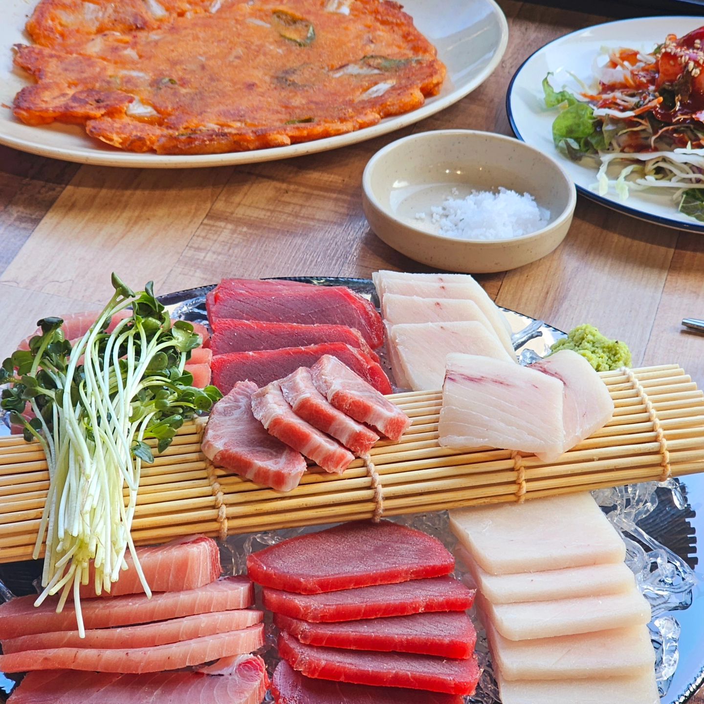 🐟
신선한 참치를 저렴하게 맛볼 수 있는곳!
원주 태장동에 위치한 '원양참치정육점' 소개합니다✨️

황다랑어/눈다랑어/황새치/참다랑어/특수부위
총 35p로 구성된 가성비세트 2~3인 메뉴를 주문했습니다👏
가격은 35,000원인데 김치전과 회무침, 초밥용 밥까지
기본으로 제공되는것 아니겠어요?👍👍
역시 가성비 맛집으로 유명한데는
이유가 있는것 같았습니다🧡

이곳의 사장님께서는 20년간 이 업계에 계셨다하셨는데
그래서그런지 참치가 정말 신선하고 부드러웠고,
입안에서 살살 녹는다는 말이 뭔지 제대로 느끼고 왔습니다☺️

매장도 넓어서 👨‍👩‍👦‍👦단체도 수용이 가능할것 같았고,
바로 앞에는 주차공간도 확보되어있어서 좋았습니다🚗

📍위치
강원 원주시 흥양로18번길 19-45 1층

⏰영업시간
11:30 - 23:00 (매주 월요일 휴무)

📞전화번호
0507-1401-2085

#원주참치
#원주맛집
#원주맛집추천
#원주술집
#태장동맛집
#태장동참치
#원주연어
#원주참치맛집
#원주횟집
#태장동횟집
#태장동연어
#원양참치정육점
#협찬