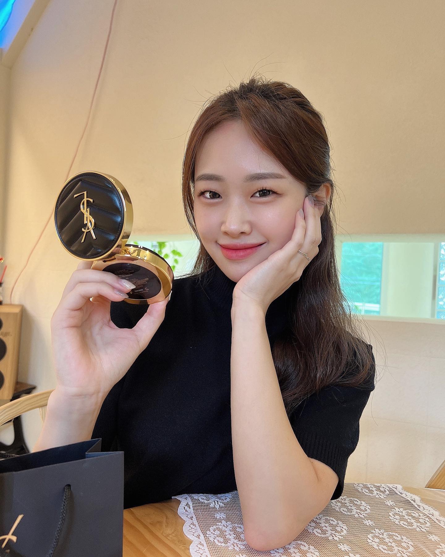 #제품협찬 yslbeauty 
리뉴얼되고 더 고급스러워진 엉크르 드 뽀 쿠션🫧
리뉴얼 전 버전도 만족하면서 사용중이었는데
텍스처가 더 가볍게 밀착되고, 얇아진 자석케이스 덕분에
미니사이즈 가방이나 파우치에도 쏙쏙 잘 들어가더라구요💘
제가 사용한 컬러는 10호로 화사한 느낌인데
동동 뜨는 느낌이 아니라 자연스럽게 톤업되는 느낌이었어요!
케이스가 예뻐서인지 자꾸만 꺼내보게되는 입생쿠션 .. 🖤
아침 화장 그대로 유지되는 지속력에 은은한 광채까지 더해주는
NEW 엉크르 드 뽀 쿠션 꼭 소장해보시길 바라요🫶🏻
  
  
  
  
#입생로랑뷰티 #입생로랑쿠션 #슬림잉크쿠션 #엉크르드뽀쿠션 #쿠션추천 #럭셔리쿠션 #입생쿠션 #인생쿠션 #쿠션추천 #데일리메이크업 #엉크르드뽀쿠션10호 #엉크르드뽀쿠션20호 #롱래스팅 #쿠션커버 #쿠션파운데이션
